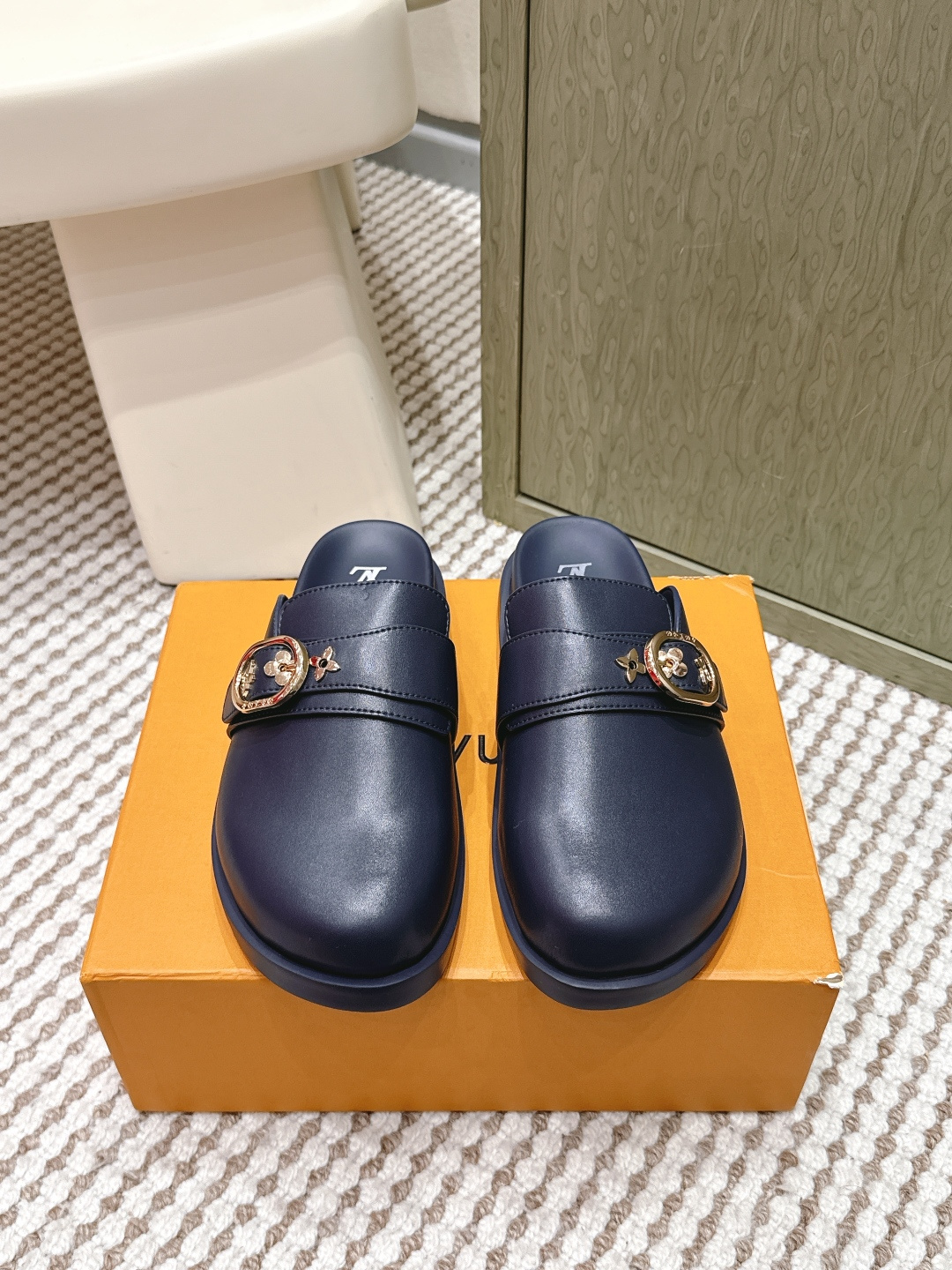 NO:651203,Purchasing agent Louis Vuitton 26s men's Baotou Birkenstock slippers LV presbyopic Baotou slippers, classic Monogram canvas + metal buckle, full of luxury! Baotou design protects toes, flat bottom is super comfortable, suitable for daily casual wear. Multiple colors to choose from, versatile and easy to wear regardless of clothes, whether it is jeans or a dress, fashionable and practical Size 38-46 (customized at 38.46), half drag, louis  vuitton,louis vuitton,louis vuitton,slippers,skirts,jeans19860909代购级 Louis Vuitton 路易威登26s 男款 包头 勃肯拖鞋 LV老花包头拖鞋,经典Monogram帆布+金属扣饰,奢华感满满!包头设计保护脚趾,平底超舒适,日常休闲穿搭都很合适.多色可选,百搭不挑衣服,无论牛仔裤还是连衣裙都能轻松驾驭,时尚又实用 Size 38-46（38.46订做）,半拖,louis vuitton,louis vuitton,louis vuitton,slippers,skirts,jeans,Women's Shoes