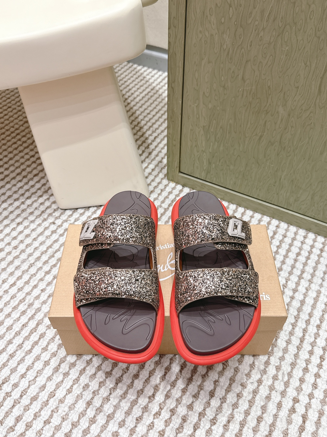 NO:651195,Purchasing agent Christian Louboutin26s men's sequined one-word cross slippers cross-strap glitter sandals, this men's cross-strap sandals, the upper is made of a large area of silver glitter fabric, super shining under the light! Two broad-band cross design, perfect recognition, black gravure logo is low-key and stylish. Red rubber outsole + black non-slip footbed, comfortable and safe, a must-have for daily casual wear in summer! Size  40-46 (46 customized), slippers, slippers19860909代购级 Christian Louboutin26s 男款 亮片 一字 交叉 拖鞋 交叉绑带闪粉凉拖,这款男士交叉绑带凉拖,鞋面采用大面积银色闪粉织物,光线下超闪耀!两条宽带交叉设计,辨识度满分,黑 色凹印logo低调有型.红色橡胶外底+黑色防滑鞋床, 舒适又安全,夏天日常休闲穿搭必备! Size 40-46（46订做）,拖鞋,slippers,Women's Shoes