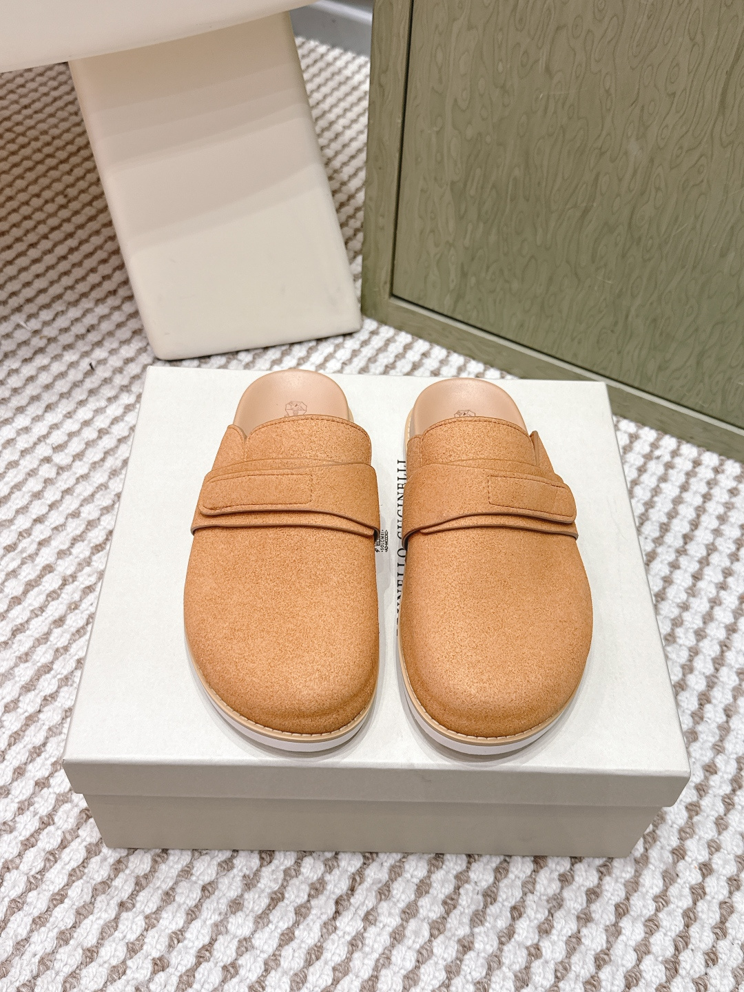 NO:651187,Purchasing agent Brunello Cucinelli 26s early spring Baotou Birkenstock men's slippers Birkenstock style double-strap sandals, this Birkenstock style double-strap sandals are made of matte cowhide + cork soles, simple and practical. The double-strap design enhances the sense of wrapping, making it more stable to wear and suitable for long walks.  The cork sole is breathable and comfortable, perfect for summer! The black color is versatile, looks good with any outfit, and can be worn whether for leisure or vacation. The shoe size covers a wide range, it is recommended to choose the correct size for a better fit! Size 38-46 (38.46 custom-made), half drag, brunello cucinelli, slippers, cowhide19860909代购级 Brunello Cucinelli 26s早春 包头 勃肯男款拖鞋 勃肯风双带凉拖,这款勃肯风双带凉拖,采用磨砂牛皮+软木鞋底,简约又实用.双带设计提升包裹感,穿着更稳,适合长时间行走. 软木鞋底透气舒适,夏天穿超合适!黑色百搭,怎么搭都好看,无论休闲还是度假都能hold住.鞋码覆盖广,建议选正码更合脚哦! Size 38-46（38.46订做）,半拖,brunello cucinelli,slippers,cowhide,Women's Shoes