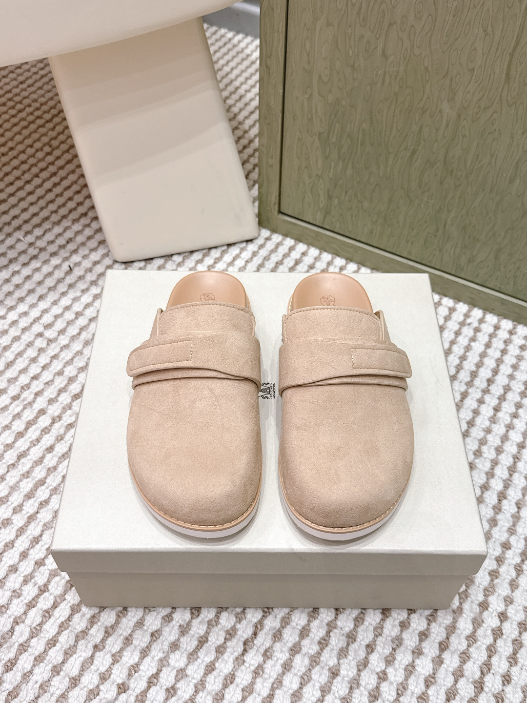 NO:650408,Purchasing agent Brunello Cucinelli 26s early spring Baotou Birkenstock men's slippers Birkenstock style double-strap sandals, this Birkenstock style double-strap sandals are made of matte cowhide + cork soles, simple and practical. The double-strap design enhances the sense of wrapping, making it more stable to wear and suitable for long walks.  The cork sole is breathable and comfortable, perfect for summer! The black color is versatile, looks good with any outfit, and can be worn whether for leisure or vacation. The shoe size covers a wide range, it is recommended to choose the correct size for a better fit! Size 38-46 (38.46 custom-made), half drag, brunello cucinelli, slippers, cowhide19860909代购级 Brunello Cucinelli 26s早春 包头 勃肯男款拖鞋 勃肯风双带凉拖,这款勃肯风双带凉拖,采用磨砂牛皮+软木鞋底,简约又实用.双带设计提升包裹感,穿着更稳,适合长时间行走. 软木鞋底透气舒适,夏天穿超合适!黑色百搭,怎么搭都好看,无论休闲还是度假都能hold住.鞋码覆盖广,建议选正码更合脚哦! Size 38-46（38.46订做）,半拖,brunello cucinelli,slippers,cowhide,Women's Shoes