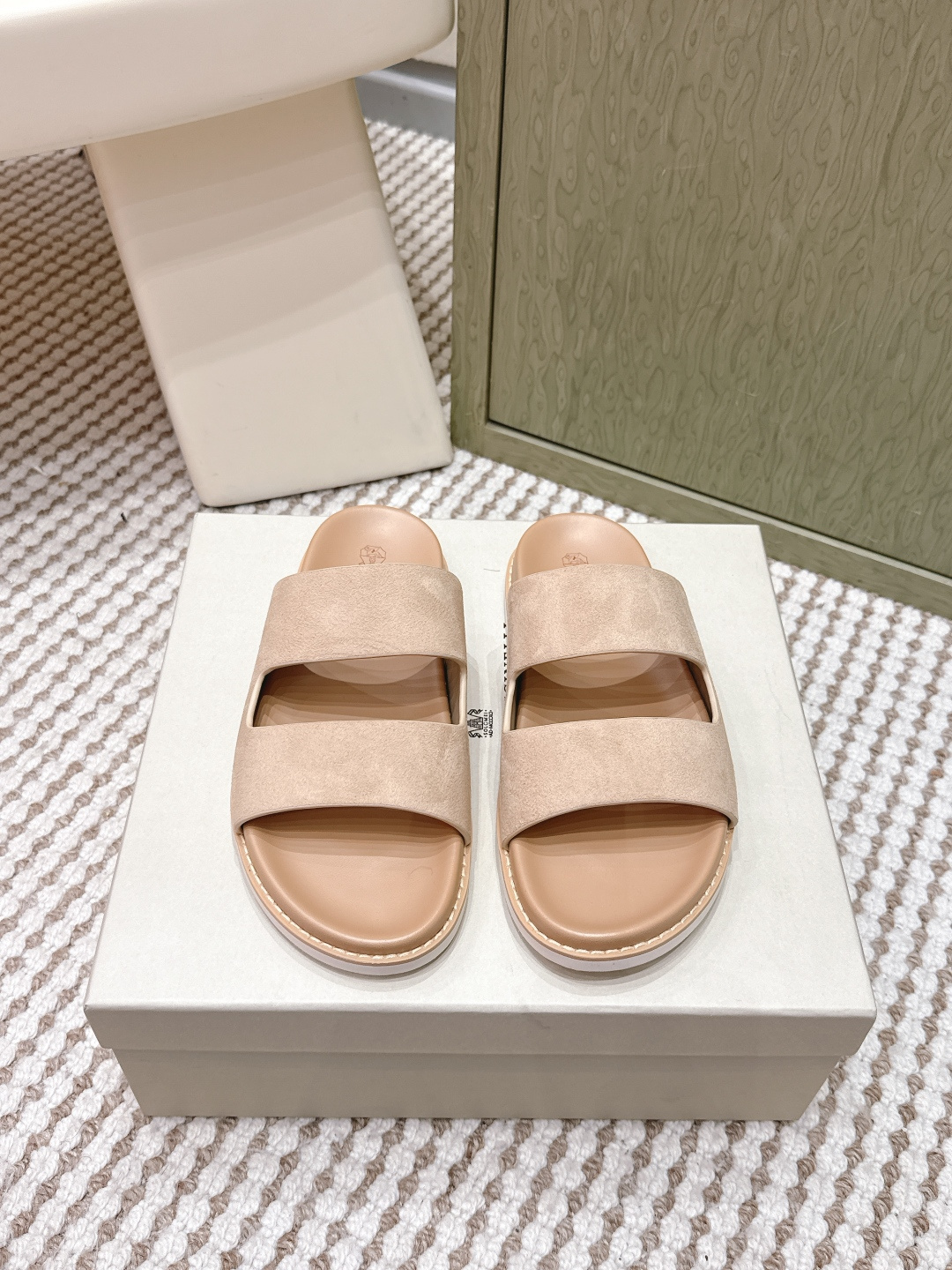 NO:651233,Purchasing agent Brunello Cucinelli 26s early spring flip flops, men's slippers, Birkenstock style double-strap sandals, this Birkenstock style double-strap sandals are made of matte cowhide + cork soles, simple and practical. The double-strap design enhances the sense of wrapping, making it more stable to wear and suitable for long walks.  The cork soles are breathable and comfortable, perfect for summer! The black color is versatile and looks good with any outfit. It can be worn whether for leisure or vacation. The shoe size covers a wide range, it is recommended to choose the correct size for a better fit! Size 38-46 (38.46 custom-made), slippers and sandals, brunello cucinelli, sandals, slippers, cowhide19860909代购级 Brunello Cucinelli 26s早春 一字拖 男款拖鞋 勃肯风双带凉拖,这款勃肯风双带凉拖,采用磨砂牛皮+软木鞋底,简约又实用.双带设计提升包裹感,穿着更稳,适合长时间行走. 软木鞋底透气舒适,夏天穿超合适!黑色百搭,怎么搭都好看,无论休闲还是度假都能hold住.鞋码覆盖广,建议选正码更合脚哦! Size 38-46（38.46订做）,拖鞋凉鞋,brunello cucinelli,sandals,slippers,cowhide,Women's Shoes