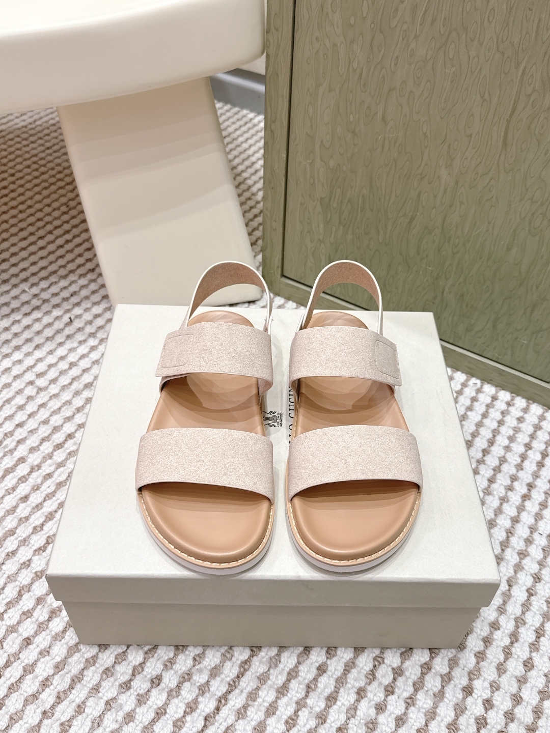 NO:651242,Purchasing agent Brunello Cucinelli 26s early spring Velcro men's sandals Birkenstock style double-strap sandals, this Birkenstock style double-strap sandals are made of frosted cowhide leather + cork sole, simple and practical. The double-strap design enhances the sense of wrapping, making it more stable to wear and suitable for long walks. The cork sole is breathable and comfortable, perfect for summer wear! The black color is versatile and looks good with any outfit, and can be held whether for leisure or vacation. The shoe size covers a wide range, so it is recommended to choose the correct size for a better fit!  Size 38-46 (customized at 38.46), slippers and sandals, brunello cucinelli, sandals, slippers, cowhide19860909代购级 Brunello Cucinelli 26s早春 魔术贴 男款凉鞋 勃肯风双带凉拖,这款勃肯风双带凉拖,采用磨砂牛皮+软木鞋底,简约又实用.双带设计提升包裹感,穿着更稳,适合长时间行走. 软木鞋底透气舒适,夏天穿超合适!黑色百搭,怎么搭都好看,无论休闲还是度假都能hold住.鞋码覆盖广,建议选正码更合脚哦! Size 38-46（38.46订做）,拖鞋凉鞋,brunello cucinelli,sandals,slippers,cowhide,Women's Shoes