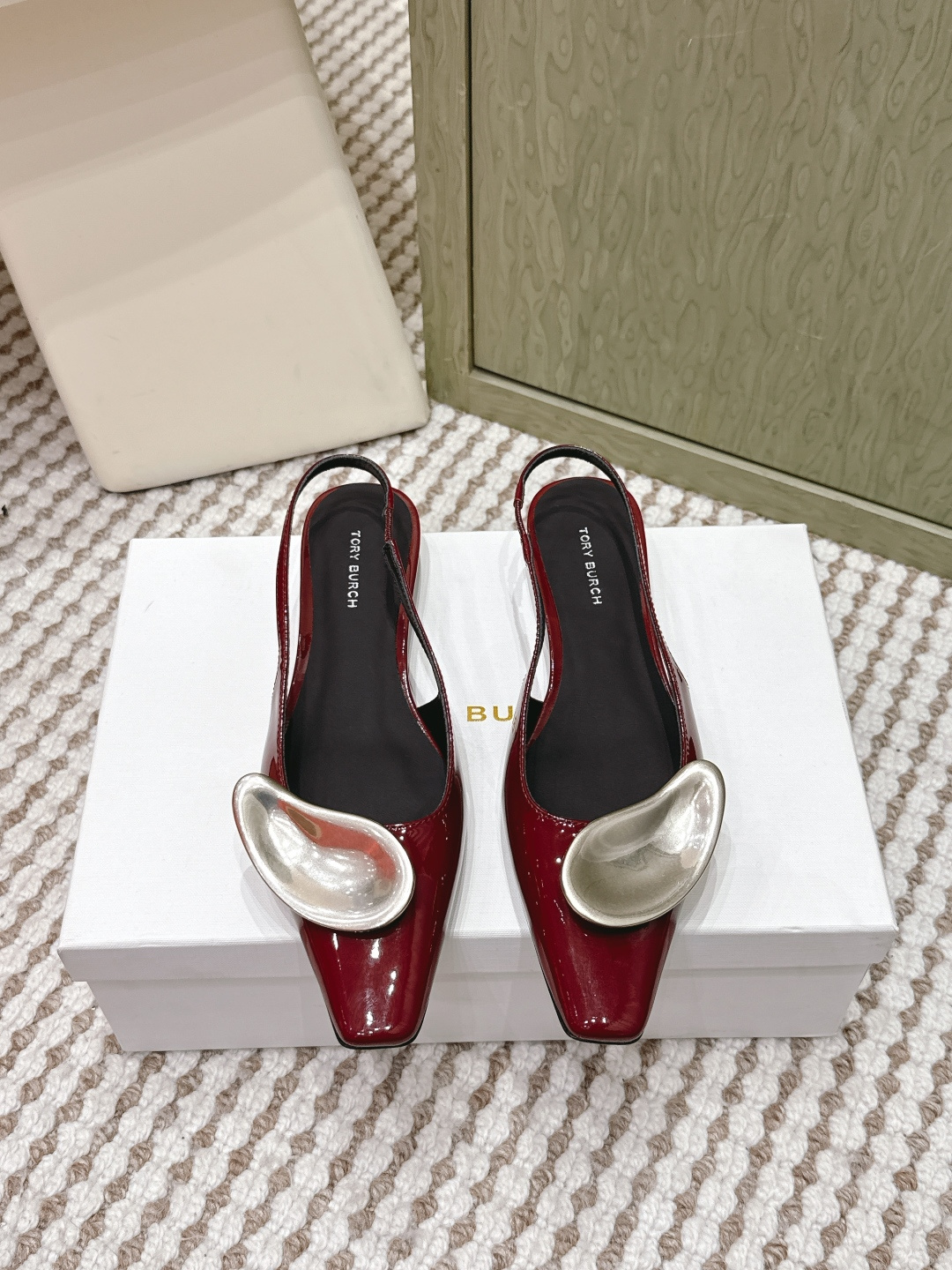 NO:650347,Purchasing agent tory burch 26ss spring and summer back-and-forth patent leather sandals, paired with classic back-and-forth sandals, simple and versatile!  Sisters must catch this train to synchronize the two official colors. Elegant Juezi new product 2026 tory burch low-heeled sandals. Pair with suit pants or knitted skirts. Perfectly echo the autumn atmosphere. Continue the classic shallow-mouth single shoe shape. Retro square toe. More friendly to foot width. Designed with a single instep strap, the feet will appear very slim. The metal buckle is adjustable and easy to put on and take off~ The upper is made of imported patent leather. The texture is soft, delicate and skin-friendly, and you will not feel stiff when walking.  Very comfortable. The insoles are made of sheepskin + the lining are all official. The outsole is Italian genuine leather. The material has good wear resistance and durability. It is light and comfortable on the feet. It is suitable for various commuting scenes. Size35-40 (40 orders are not returned or exchanged), sandals, burberry, sandals, skirts, business suits, sheepskin19860909代购级 tory burch 26ss春夏后空当头漆皮凉鞋 搭配经典后空凉鞋 简单百搭！ 姐妹们一定要赶上这趟车同步官方两个颜色 优雅绝绝子新品2026 tory burch 低跟凉鞋 搭配西装裤或针织裙 完美呼应秋日氛围 延续经典浅口单鞋造型 复古方形鞋头 对于脚宽更加友好 搭配单根脚背带设计 会显得脚很纤瘦 金属搭扣是可以调节的 方便穿脱~ 鞋面是进口漆皮材质 质感柔软细腻亲肤 走路也不会板脚 很舒服 鞋垫羊皮+内里都是已官方 大底是意大利真皮 材质 有良好的耐磨耐穿的特性 上脚轻盈舒适 适配各种通勤场景 Size35-40（40订做不退换）,凉鞋,burberry,sandals,skirts,business suit,sheepskin,Women's Shoes