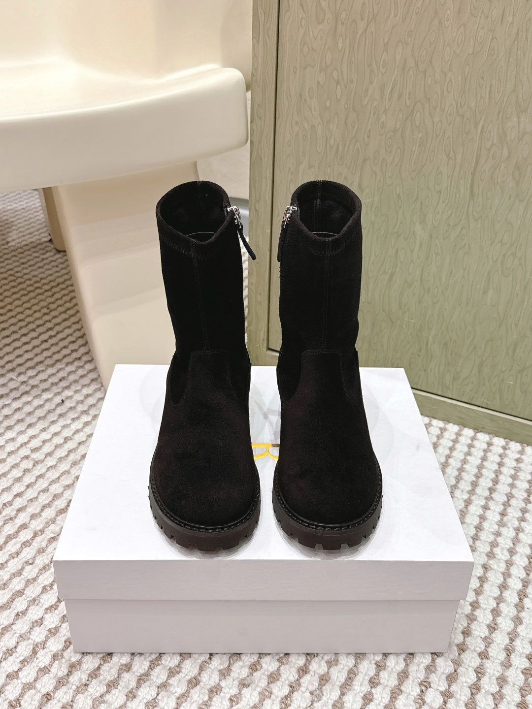 NO:650340,Dongguan purchasing agent The row genuine leather French retro round toe minimalist and versatile flat sole Chelsea short boots are really the most comfortable style I have ever worn. They are so soft!  People who are foot grinders must pick it up. It has a high-end yet simple feel. In fact, in addition to being good-looking, it is so comfortable that you can’t bear to take it off!  Paired with jeans, suit trousers, and skirts, there is no sense of violation. The fabric is original imported suede. The sole is original sole. Size#35-39 (40, customization is non-returnable and non-exchangeable), boots, boots, skirts, jeans, business suit, chamois leather19860909东莞代购级 The row真皮法式复古圆头极简百搭平底 切尔西短靴脚真的是史上我穿过最最舒服的款式太柔软啦！ 磨脚星人一定要收了它 有一丢高级又简约的感觉其实除了好看以外它的舒适度真的是好穿到舍不得脱下来啦！ 搭配牛仔裤 西装裤 半身裙都毫无违和感 面料原版进口麂皮 鞋底原版鞋底 Size#35-39（40,定制不退不换）,靴子,boots,skirts,jeans,business suit,chamois leather,Women's Shoes