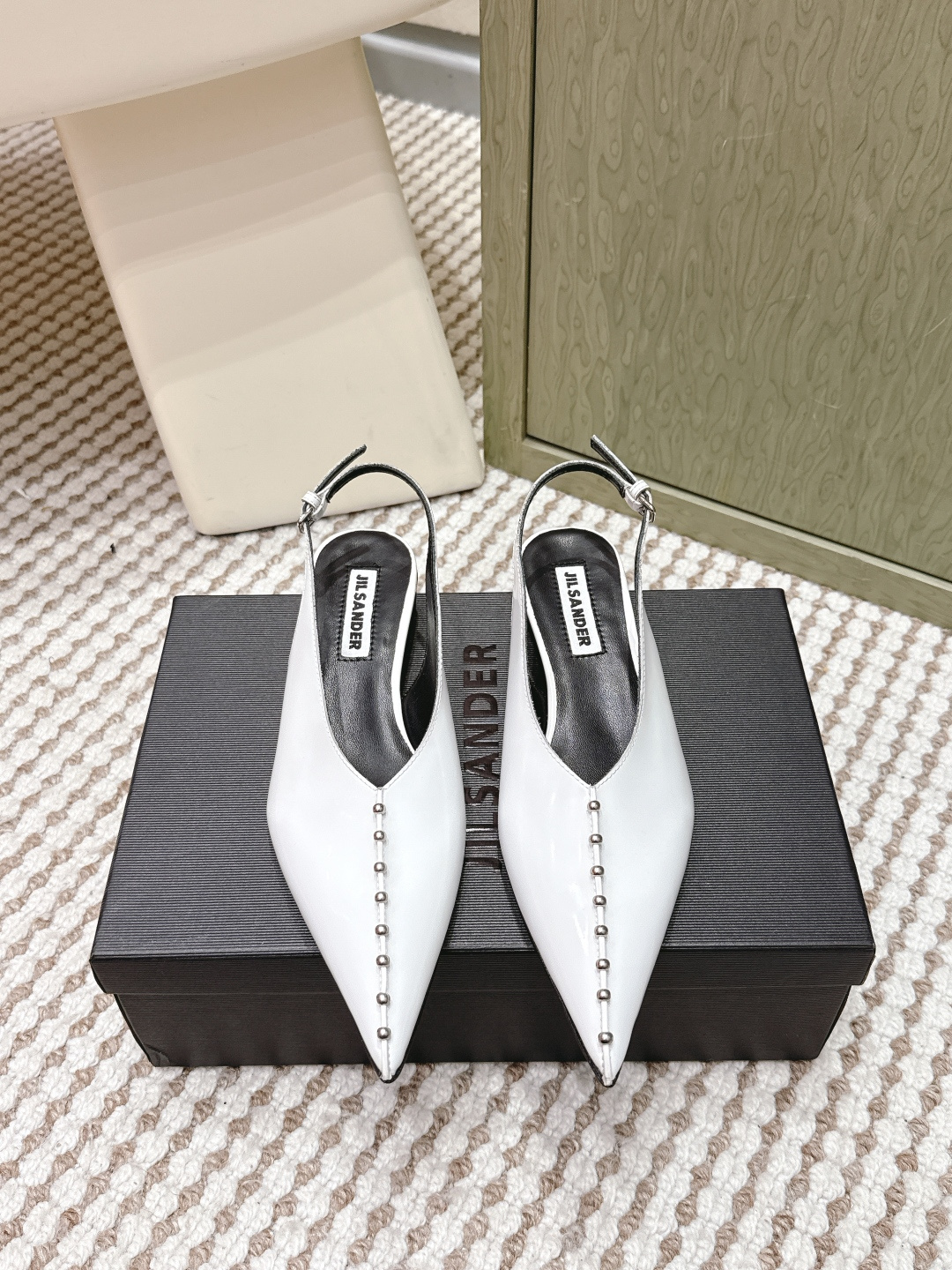 NO:650333,Purchasing agent level JILSANDER 26ss spring and summer personalized trendy new product. It is purchased from genuine products and developed, and is perfectly reproduced one-to-one. Classic line design, a versatile summer item, loved by Internet celebrity bloggers and ladies, various praises on social platforms, very popular, high quality, breathable and super comfortable. The upper is imported cowhide with open edge beads. The lining is sheepskin. The outsole is Italian genuine leather.  Size35-40 (40 orders are not returnable), sandals, jil sander, sandals, cowhide, sheepskin, Leather soles19860909代购级 JILSANDER 26ss 春夏个性潮流新品 正品购入开发、完美复刻一比一做法 经典的线条设计、炒鸡百搭的一款夏季单品, 网红博主小姐姐们的挚爱,社交平台的各种夸赞,人气超高质感透气超级舒适 鞋面进口进口牛皮开边珠 内里羊皮 大底意大利真皮大底 Size35-40（40订做不退换）,凉鞋,jil sander,sandals,cowhide,sheepskin,Leather soles,Women's Shoes