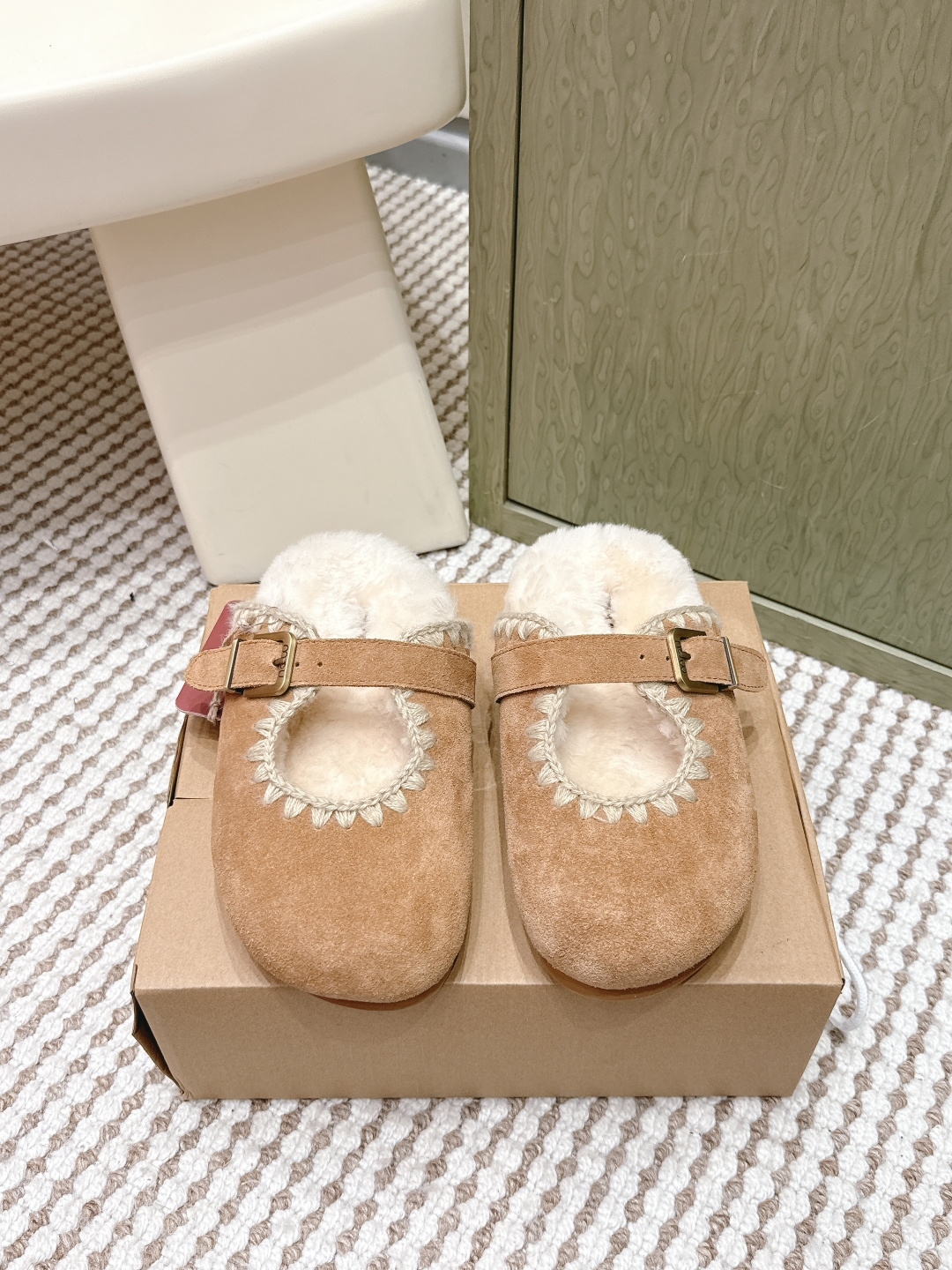 NO:650324,Purchasing agent Mou fashionable brand wool half-mugs. Highly recognizable shoe design style, combining nature and fur art. Trendy items that are popular around the world in autumn and winter. Warmth artifacts. Favorites of fashion bloggers. Cute and ugly snow boots. Upper. Fully hand-stitched with fur. Lining. Wool outsole. TPU wear-resistant and non-slip outsole. Size#35-39 (40-41 custom-made, non-returnable and non-replaceable), half-mug fur shoes, boots.19860909代购级 Mou潮牌羊毛半拖 辨识度极高的鞋履设计风格,大自然和皮草艺术结合 秋冬季节风靡全球的潮流单品,保暖神器,时尚博主最爱,呆萌丑萌雪地靴 鞋面 皮毛一体全手工缝线 内里 羊毛 大底 tpu耐磨防滑大底 Size#35-39（40 41定做不退不换）,半拖毛毛鞋,boots,Women's Shoes