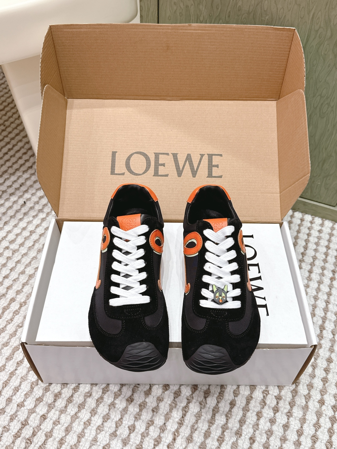 NO:650309,Purchasing agent grade (official website synchronization box packaging) Loewe 2025 Paris Fashion Week new balletrunner ballet sneakers Forrest Gump shoes are classic and fall in love at first sight!  The minimalist style of splicing is really the ultimate!  It is so versatile that you can wear it casually and it can be very high-end. It is very lightweight and can be used for shopping without stress!  Incredibly comfortable on the feet, light and weight-free, I really love it when I go out on the street!  There is a slight increase in height without kicking. The upper material is cowhide stitched with original fabric. The shoe material is sheepskin. The sole material is wear-resistant rubber combined sole. Size# Men and Women 35-45 (Female 40 Men 45, custom-made and non-returnable), casual shoes/sports shoes, loewe, sneakers, cowhide, sheepskin19860909代购级（官网同步盒包装） Loewe 2025巴黎时装周新balletrunner 芭蕾运动鞋 阿甘鞋 经典一眼就爱上的！拼接的极简风格真的做到极致！实在太百搭,随便穿搭就可以很高级,很轻便,逛街暴走无压力！ 上脚无敌舒适,轻盈无负重感,出街真的爱了！不打脚还有点小增高 鞋面材质牛皮拼接原版布料 鞋里材质羊皮 鞋底材质耐磨橡胶组合底可选 Size#男女35-45（女40 男45 订做不退换）,休闲鞋/运动鞋,loewe,sneakers,cowhide,sheepskin,Women's Shoes