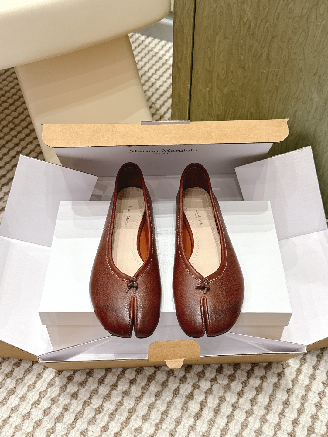 NO:650329,Dongguan purchasing agent grade (Official website sync box packaging) Maison Margiela MM6 Margiela 25ss new heavy horse leather washed split-toe shoes Tabi split-toe shoes ballet shoes original molded double-layer genuine leather soles original set-lasted shoes are very generous and can be easily matched with various styles The gospel of short legs The upper body instantly becomes long legs in an instant The upper feet are not bound by conventions, you can be yourself as you like ~ Fried chicken on the feet is soft and comfortable  Upper imported horsehide washing process Original sheepskin lining Outsole Original Italian double-layer genuine leather heel Size: 35-41 (40 41 customization is non-returnable), split-toe shoes, masion margiela, masion margiela, sheepskin19860909东莞代购级（官网同步盒包装） Maison Margiela MM6马吉拉 25ss新款 重工马皮水洗 分趾鞋 Tabi分趾鞋 芭蕾舞鞋 原版开模双层真皮鞋底 原版套楦鞋型很大方 搭配各种风格都 轻松驾驭 小短腿的福音 上身瞬间秒变大长腿 上脚不被常规所拘束,随心所欲做自己～上脚炒鸡柔软舒适 鞋面进口马皮水洗工艺 内里原版羊皮 大底原版意大利双层真皮底跟 Size: 35-41（40 41 定制不退换）,分趾鞋,masion margiela,masion margiela,sheepskin,Women's Shoes