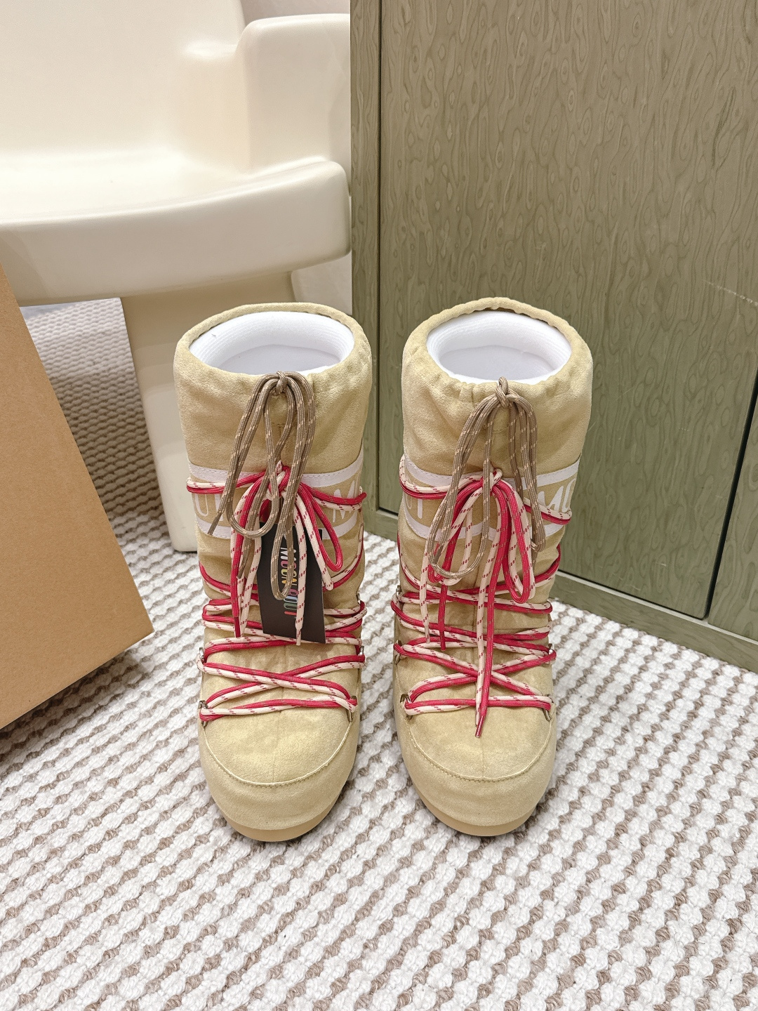 NO:648938,Purchasing-grade Moon Boot vs. the latest snow boots series for autumn and winter... Ugly snow short boots. Forget UGG, fashionable people are wearing Moon Boot snow boots. If you find it difficult to accept the revival of UGG, now there is a more alternative snow boot that is back. It is 4 cm taller. That is the Moon Boot. It was already very popular in the millennium. Paris Hilton, Victoria Beckham and other celebrities often wore it, and now the Y2K trend is popular again.  The same QQ show outfit worn by young children. The ugly snow boots that have been shown by thousands of people have become popular again. They are not distinguished between men and women. They look slim but warm and easy to wear. Fabric: Sheep curly. Lining: Silk wool liner. Feet: Silk wool liner. Outsole: Thermoplastic rubber. Sole thickness: 4cm. Size#35-41 (40 41 customization is not returnable), snow boots, boots.19860909代购级 Moon Bootvs秋冬最新款雪地靴系列……丑萌雪地短靴 忘了UGG吧,时髦人都在穿Moon Boot雪地靴 如果你难以接受UGG的复兴 那现在有一款更另类的雪地靴又杀回来了 内增高4 cm那就是Moon Boot月亮靴 在千禧年就已经非常火了 当年paris hilton、victoria beckham 等名人经常穿它,如今Y2K风潮再次流行 痞幼同款QQ秀穿搭 万人大秀的丑萌雪地靴重新翻红 不分男女不分左右 看着巨无霸巨显瘦还暖和好穿 面料: 羊卷毛 内里: 丝绵内胆 垫脚: 丝绵内胆 大底: 热塑性橡胶 底厚:4cm Size#35-41（40 41定制不退换）,雪地靴,boots,Women's Shoes