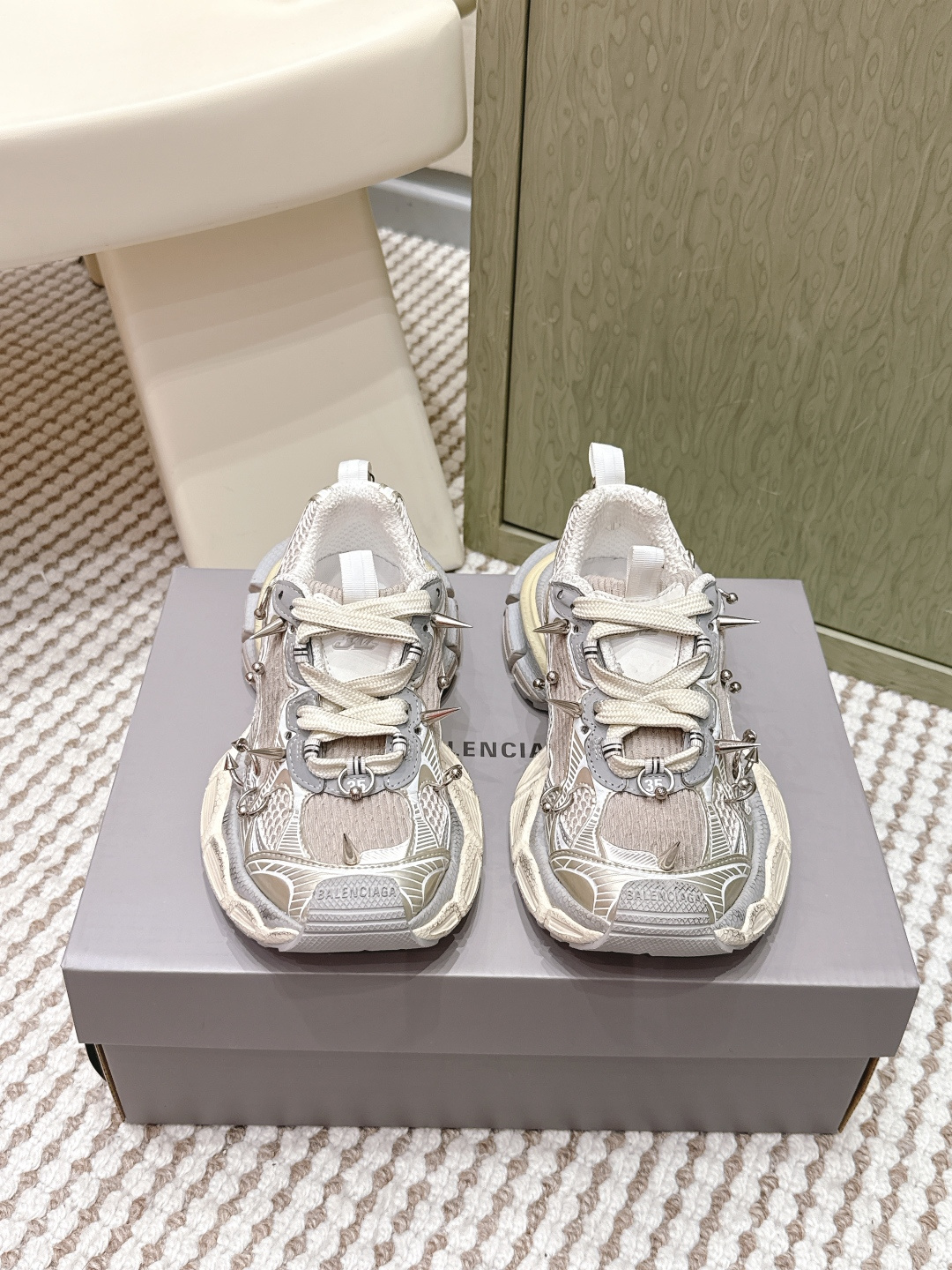 NO:651223,[Made in Guangzhou] # | 5 Balenciaga Explodes 3xL Dad Shoes Shipment Continuing the trend of running shoes, old dad shoes, the shoe body is made of polyester fiber, nylon, TPU and polyurethane, taking it to a new level in terms of appearance and comfort and lightness. The heel is decorated with a webbing crotch, the outsole and rear are decorated with Balenciaga logo, the upper is decorated with unity sports icon artwork, and the tongue is decorated with 3B sports icon  Works of art, fabric-lined feet, guaranteed to satisfy you. It’s so dazzling and cool!  Size 35-45M for men and women, dad shoes, balenciaga, balenciaga19860909【莞产】 # | 5 巴黎世家爆闪 3xL老爹鞋出货 延续潮流跑鞋做旧老爹鞋,鞋身由聚酯纤维、尼龙、 TPU 和聚氨酯制成,不管是从外观还是舒适轻盈度都更上一个台阶,后跟饰有织带拉裆,外底和后部饰以 Balenciaga 标识,鞋面饰以 unity sports icon 艺术作品,鞋舌饰以3B sports icon 艺术作品,织物内里垫脚,上脚保证你满意就是这么炫这么酷！ 码数35-45M 男女款,老爹鞋,balenciaga,balenciaga,Women's Shoes