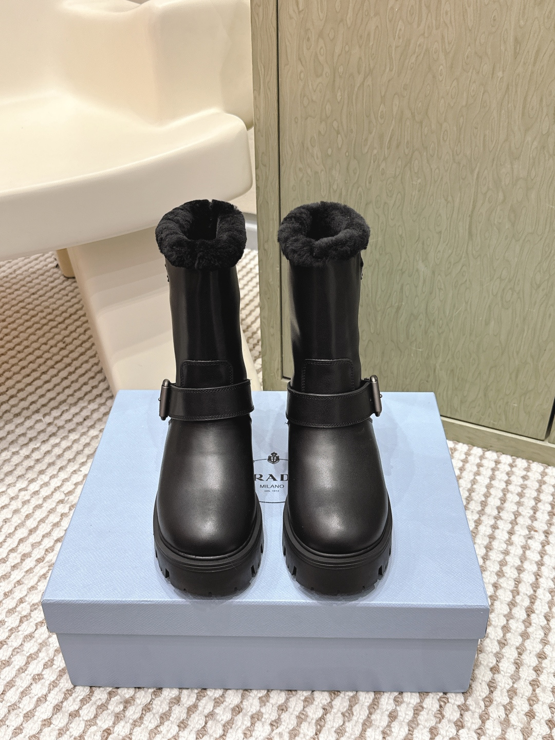 NO:668513,Purchasing agent Prada 25s winter new leather buckle thick-soled snow boots Prada's suede thick-soled snow boots have a soft and textured upper, plus velvet lining for extra warmth. They are perfect for autumn and winter! The thick-soled design increases height and is non-slip, and is embellished with metal buckles for a sweet and cool style.  The mid-length style modifies the leg shape and looks great with coats and sweaters. It can be easily used when commuting or going out on the street. It meets the needs of different foot types, is practical and fashionable, and is a must-have item for winter wear! Size 35-39 (customized at 40.41), snow boots, prada, prada, boots, sweaters, chamois leather19860909代购级 Prada普拉达 25s 冬季新款 皮扣 厚底 雪地靴 Prada这款麂皮厚底雪地靴,鞋面柔软有质感,内里加绒超保暖,秋冬穿超合适!厚底设计增高又防滑,金属扣带点缀,甜酷风满分. 中筒修饰腿型,搭配大衣毛衣都很出彩,通勤出街都能轻松驾驭.满足不同脚型需求,实用又时髦,是冬季穿搭必备单品! Size 35-39（40.41订做）,雪地靴,prada,prada,boots,sweaters,chamois leather,Women's Shoes