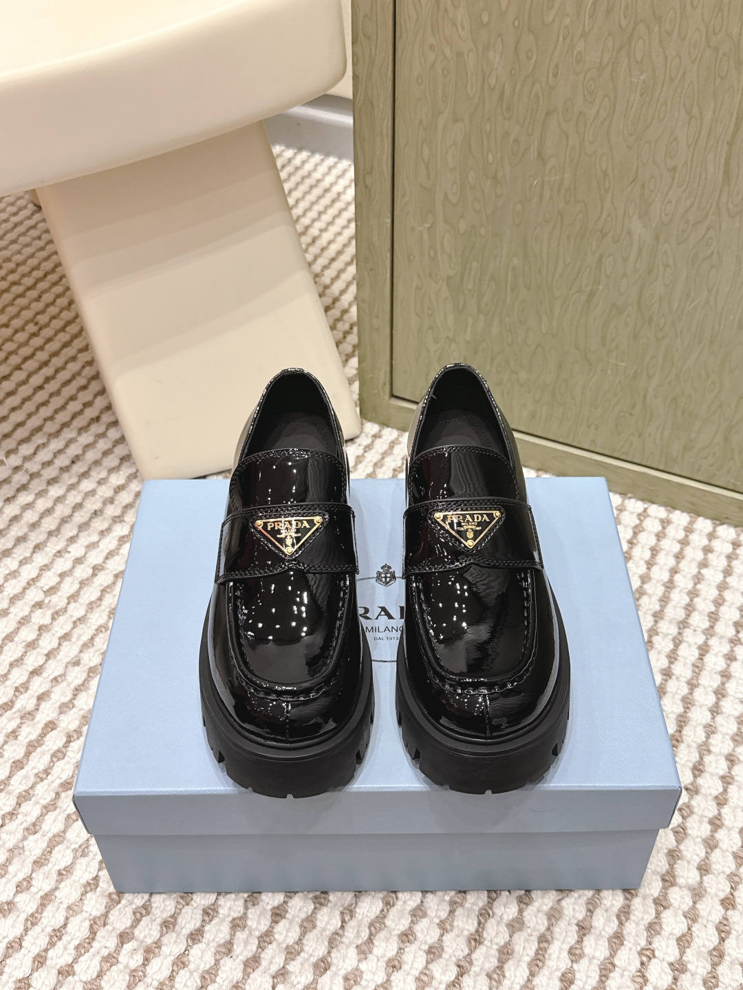 NO:668512,Purchasing agent Prada 25s new autumn and winter thick-soled loafers Prada2025 autumn and winter series suede thick-soled loafers are made of high-quality suede leather, soft to the touch, apricot color, versatile and high-end. The thick-soled design is about 4.5cm, which is tall and comfortable, especially suitable for small sisters. Triangular metal upper  The logo is very recognizable and has a retro college style, which can be easily used in commuting, casual and formal occasions. The slip-on design is easy to put on and take off, and you are not tired after walking for a long time. It is a must-have fashion item in autumn and winter. Size 35-39 (40.41 custom-made, non-refundable), loafers, prada, prada, loafers19860909代购级 Prada普拉达 25s 秋冬新款 厚底 乐福鞋 Prada2025秋冬系列绒面厚底乐福鞋,选用优质绒面皮革,触感柔软,杏色百搭又高级.厚底设计约4.5cm,显高又舒适,特别适合小个子姐妹.鞋面三角金属 Logo超有辨识度,复古学院风,通勤,休闲,正式场合都能轻松驾驭.一脚蹬设计,穿脱方便,长时间走路也不累,是秋冬必入的时尚单品 Size 35-39（40.41订做不退换）,乐福鞋,prada,prada,loafers,Women's Shoes