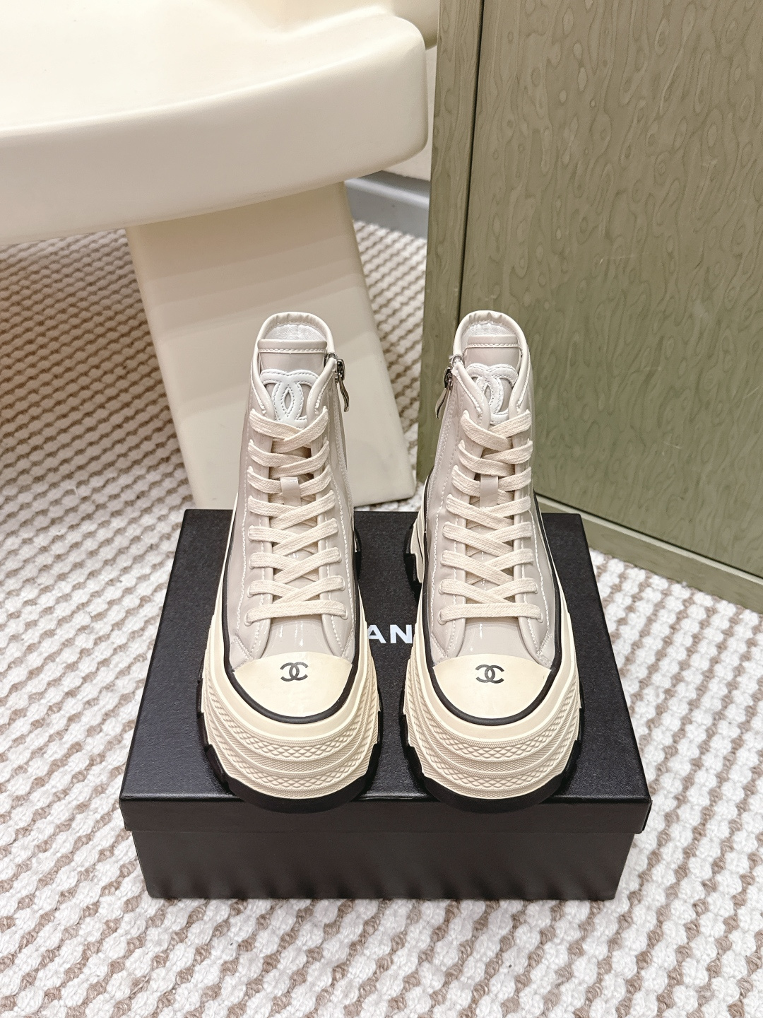 NO:668477,Purchasing agent Chanel Chanel new autumn and winter thick-soled high-top casual shoes white shoes with a full vintage feel. Get the mid-century retro model ~ the white shoes match the black and white splicing and look very Chanel. When paired with socks, they have a retro college feel. The upper is made of cowhide, the lining is sheepskin, the heel height is 6cm, and the original TPU combination outsole Size  35-40 (40 customized), boots, chanel, chanel, boots, cowhide, sheepskin, socks19860909代购级 Chanel 香奈儿 秋冬新款 厚底 高帮休闲鞋 小白鞋 Vintage感满满 中古复刻款get啦～小白鞋适配黑白拼接就很Chanel 配合袜子就很复古学院的感觉. 鞋面采用牛皮 内里羊皮 跟高6cm 原版TPU组合大底 Size 35-40（40定做）,靴子,chanel,chanel,boots,cowhide,sheepskin,socks,Women's Shoes