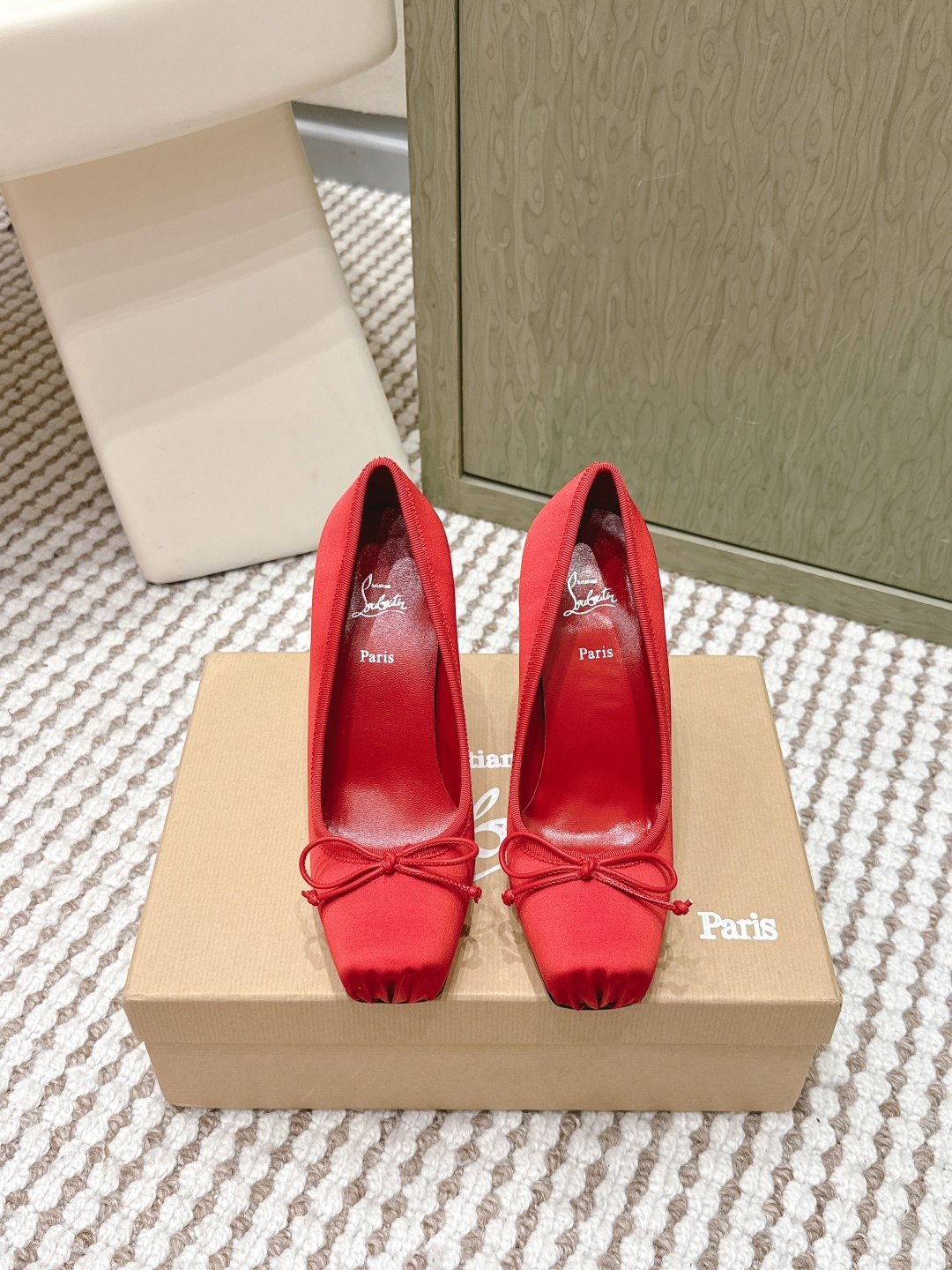 NO:668466,Purchasing agent Christian Louboutin spring and summer new fashion catwalk ballet bow high heels CL red bottom forever YYDS red bottom high heels new red bottom ballet high heels There is nothing to say, they are completely beautiful and crazy. Fatal temptation I just tried it on my feet. They are very easy to wear, very stable and very beautiful. Red bottom shoes Super comfortable high heels. Feminine shoes must have a pair of red bottom shoes. Silk upper, sheepskin lining, Italian imported leather outsole, heel height 10cm  Size35-41 (40 41 custom-made, non-returnable), high-heeled shoes, christian louboutin, high heels, sheepskin, real silk, Leather soles19860909代购级 Christian Louboutin 春夏新款时装走秀芭蕾蝴蝶结高跟单鞋 CL红底永远的YYDS 红底高跟 新款红底芭蕾高跟鞋 没什么好说的 就是一整个美疯 致命的诱惑 刚刚上脚试了 非常好穿非常稳 也非常美 红底鞋 超舒适的高跟鞋 女人味鞋子必须有一双红底鞋 鞋面真丝 内里羊皮 意大利进口真皮大底 跟高10cm Size35-41（40 41订做不退换）,高跟鞋单鞋,christian louboutin,high heels,sheepskin,real silk,Leather soles,Women's Shoes