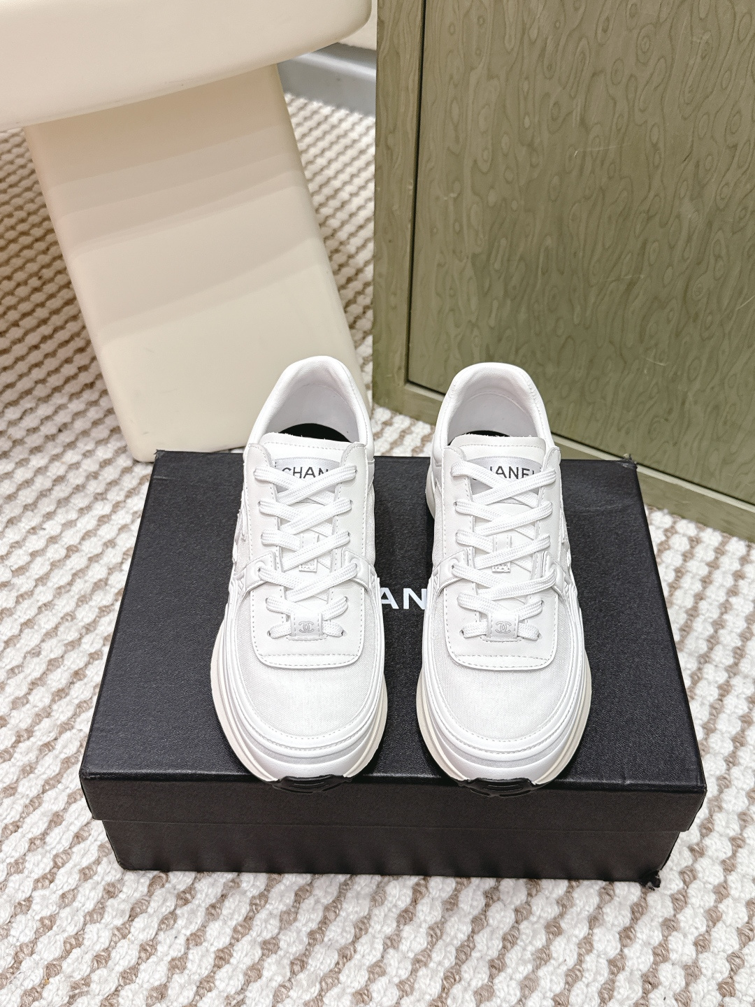 NO:680812,Purchasing agent Chanel 26C, new early spring casual sneakers, Chanel 26C white sneakers, early spring vacation series, high-quality leather + classic double C Logo, simple and recognizable. Thick-soled design, comfortable to wear and can quietly increase your height, perfect for daily commuting and shopping. White is versatile, can be easily worn in jeans and skirts, fashionable and practical!  The 26C series continues Chanel's exquisite craftsmanship, is durable and fashionable, and is a must-have item for fashion lovers, casual shoes/sports shoes, chanel, chanel, sneakers, skirts, jeans19860909代购级 Chanel香奈儿26C 早春新款 休闲 运动鞋 香奈儿26C白色运动鞋,早春度假系列,优质皮革+经典双C Logo,简约又有辨识度.厚底设计,穿着舒适还能悄悄增高,日常通勤、逛街都超适合 白色百搭,牛仔裤、裙装都能轻松驾驭,时尚又实用！26C系列延续香奈儿精致工艺,耐穿又时髦,是潮流爱好者必入单品,休闲鞋/运动鞋,chanel,chanel,sneakers,skirts,jeans,Women's Shoes