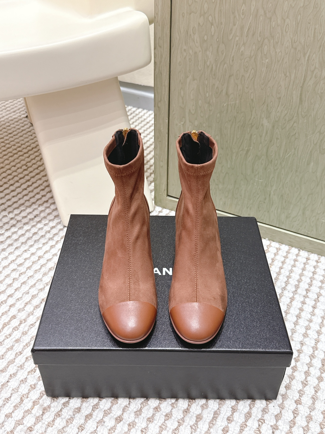 NO:668460,Purchasing agent Chanel Xiaoxiang 25ss new autumn and winter round-toe back zipper short boots. This thick sole has a high export rate in European and American street photos. It is also very popular on Instagram. I adjusted the shoe last for a month. The overall smoothness of the lines remains consistent with the original version. It is really charming. I believe that women with taste will fall in love with it. The CHANEL series will never disappoint. It is the weapon of the goddess... Fabric: imported suede Lining: imported sheepskin  Feet: Imported cowhide Outsole: Genuine leather outsole imported from Italy Size#35-40 (40 orders are not returnable), boots, chanel, boots, cowhide, sheepskin, chamois leather, Leather soles19860909代购级 Chanel 小香 25ss 秋冬新款 圆头后拉链短靴 这款厚底在欧美街拍中出境率超高,ins也是火了一把,调鞋楦都调了一个月 整体线条流畅性保持跟原版一致,真的太有魅力了,我相信有品味的女人会看上它,CHANEL系列一向不会令人失望,女神的利器…… 面料:进口麂皮 内里:进口羊皮 垫脚:进口牛皮 大底:意大利进口真皮大底 Size#35-40（40订做不退换）,靴子,chanel,boots,cowhide,sheepskin,chamois leather,Leather soles,Women's Shoes