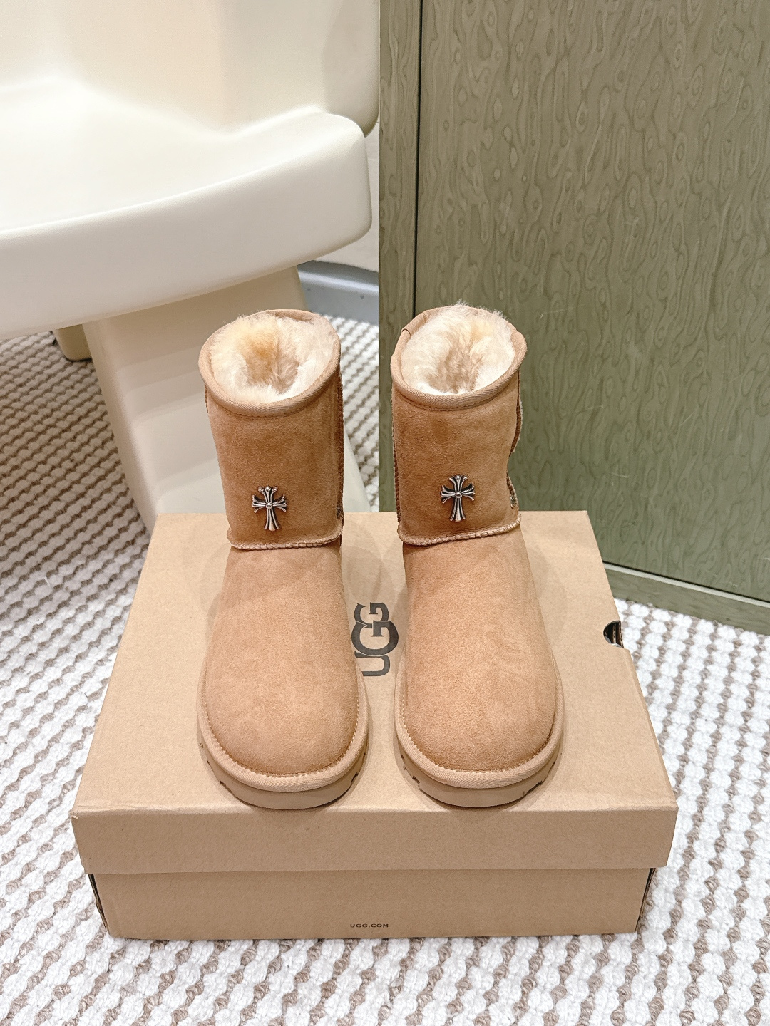 NO:668457,Purchasing-grade UGG x Crow Heart 25ss Couple Style Autumn and Winter Warm Belt Buckle Mid-calf Snow Boots. The upper is made of suede and is filled with wool to achieve a combination of warmth and texture. The mid-calf boot shape is equipped with a side buckle design, which not only enhances the fashion sense of the style, but also adjusts the shape of the boot according to the dressing needs, such as folding to change the style. The thick sole design has a heightening effect, suitable for winter cold-resistant scenes, and can be adapted to various styles such as casual and street. UGG  Famous for its sheepskin integrated snow boots, this type of buckle style is an extension of the brand's classic product line. It not only retains the core gene of 'warmth and comfort', but also enhances the fashion attributes through details such as metal buckles. It is often the matching choice of stars and fashionistas in autumn and winter. Suede upper, wool imported from New Zealand, outsole, rubber combination outsole, size for men and women 35-44, snow boots, chrome hearts, boots, sheepskin, chamois leather19860909代购级 UGG x克罗心 25ss 情侣款 秋冬保暖带扣中筒雪地靴 鞋面采用翻毛皮材质,内里填充羊毛,实现保暖与质感的结合.中筒靴型搭配侧边扣带设计,既提升了造型的时尚感,又可根据穿搭需求调节靴筒形态,如翻折变换风格.厚底设计兼具增高效果,适合冬季抗寒场景,能适配休闲、街头等多种穿搭风格. UGG 以羊皮毛一体雪地靴闻名,此类带扣款式属于品牌经典产品线的延伸,既保留了“温暖舒适”的核心基因,又通过金属扣等细节增强时尚属性,常成为秋冬季节明星、潮流达人的搭配选择. 鞋面麂皮 内里新西兰进口羊毛 大底橡胶组合大底 Size男女35-44,雪地靴,chrome hearts,boots,sheepskin,chamois leather,Women's Shoes