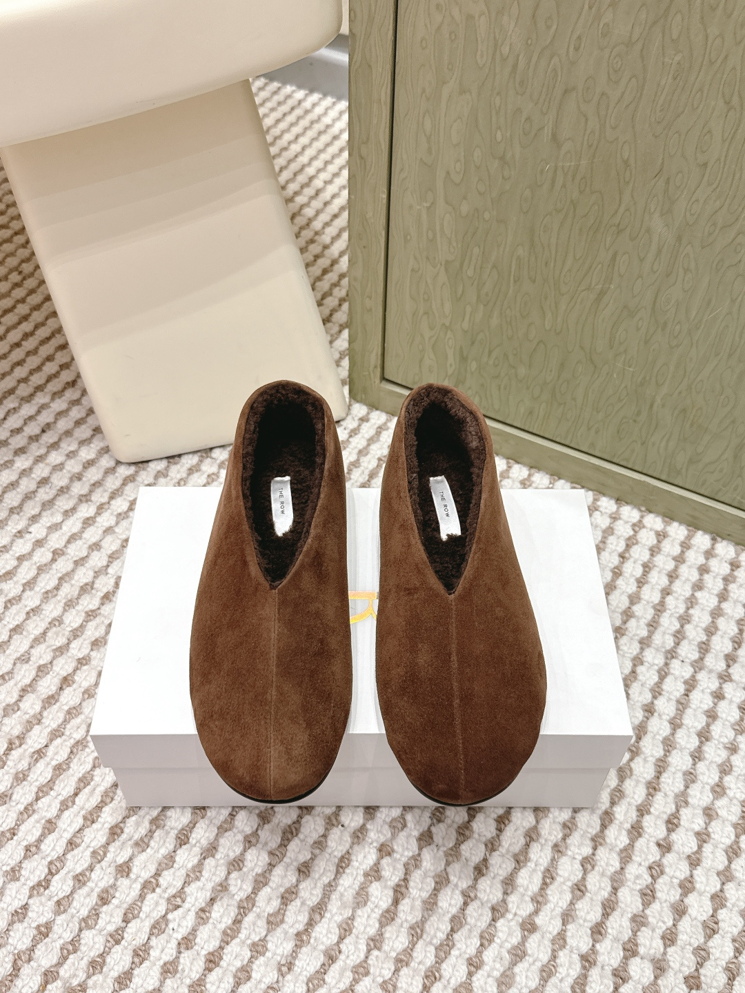 NO:668454,Dongguan purchasing agent Therow's new wool bun shoes, loafers, and single shoes are simply the most beautiful women's shoes of the year. They exude French elegance as soon as you put them on. They are high-end and fashionable. They are both salty and sweet. They are full of literary style and full of temperament!  Good-looking and easy to wear, they are simply a classic of Fengmo around the world, especially the soft and delicate crocodile pattern cow suede fabric, which immediately makes these ballet shoes unique and the texture is super great!  The design of the toe is simply perfect, with just the right curvature, soft and elastic, and the overall look is both majestic and fashionable. The simple upper design cleverly incorporates fashionable elements, and the strap design is extremely considerate. Whether you have wide feet, fat feet, or thin feet, you can easily wear them beautifully. The shoe design is simple yet delicate, making people fall in love with it at first sight!  The overall lines are smooth and natural, with no unnecessary decoration, but it reveals a different kind of sophistication, and its texture is really light and thin, making it feel effortless to wear on the feet. The lace design not only adds a British retro atmosphere, but also greatly improves the stability and comfort of the shoes. You can freely adjust the tightness of the laces according to your foot shape, and there is no need to worry about pressing the instep!  The inner pads are all made of imported lamb wool, which is thick, warm and comfortable. The imported abrasive outsole is high-end and textured. It’s really a good thing but it comes at a high price. Only top-tier luxury brands use this material!  It is low-key and luxurious, adding a sense of luxury to your overall look. Fabric imported fetal cow velvet Lining/foot pads imported lamb wool Outsole: wear-resistant and non-slip rubber mold outsole Size35-40 (40 non-refundable), loafers, loafers19860909东莞代购级 Therow新款羊毛包子鞋 乐福鞋 单鞋 简直就是本年度最美丽的女鞋嘛,一穿上就散发出法式优雅的气质,高级又时髦,简直是可盐可甜,文艺范儿十足,气质爆棚！ 好看又好穿,简直就是风魔全球的经典之作,特别是那柔软细腻的鳄鱼纹牛反毛皮面料,让这款芭蕾舞鞋立马变得与众不同,质感超级棒！ 鞋头的设计简直是完美无缺,弧度恰到好处,柔软而有弹性,整体看起来既大气又不失时尚感,简约的鞋面设计巧妙地融入了时髦元素,带条设计更是贴心至极,无论你是宽脚、胖脚还是瘦脚都能轻松穿出美感. 鞋子的鞋型设计简约而不失秀气,让人一眼就爱上！整体线条流畅自然,没有多余的装饰,却透露出一种别样的精致感,而且它的质感真的很轻薄,穿在脚上仿佛没有负担,让人倍感轻松. 系带设计不仅增加了英伦复古气息,还大大提升了鞋子的稳固性和舒适度.你可以根据自己的脚型自由调节系带松紧度,完全没有压脚背的烦恼！ 内裡垫脚均采用进口羊羔毛厚实保暖又舒适 进口磨具大底高档有质感,真的是好东西自然价格不菲.只有一线大牌奢侈品才会用到这种材料呢！它低调而奢华,为你的整体造型增添了几分高级感. 面料进口胎牛绒 内里/垫脚进口羊羔毛 大底:耐磨防滑橡胶模具大底 Size35-40 (40不退换),乐福鞋,loafers,Women's Shoes