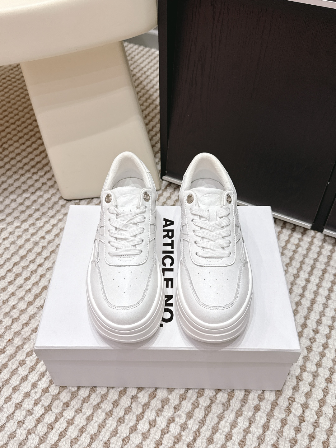 NO:668020,Purchasing agent grade pure original ARTICLE NO thick-soled bread shoes, height-increasing shoes, white shoes, casual shoes. You must wear thick-soled casual shoes with floor-length pants and wide-leg pants. They can be easily matched with many styles and shapes. They look stylish with any clothes ~ This version can be said to be an excellent imitation. The round toe and thick sole design visually have the effect of heightening and slimming, and are not bloated when worn!  !  Size#35-40 (40 orders are not returnable), casual shoes/sports shoes, sneakers19860909代购级 纯原ARTICLE NO 厚底面包鞋增高鞋 小白鞋 休闲鞋. 搭配拖地裤、阔腿裤的一定入厚底休闲鞋哦,可以轻松搭配超多风格和造型 搭配任何衣服都炒鸡洋气～这款版型可以说是优秀模仿生了,圆圆的鞋头加厚底设计 视觉上起到增高又显瘦的效果,穿上不臃肿！！ Size#35-40（40订做不退换）,休闲鞋/运动鞋,sneakers,Women's Shoes