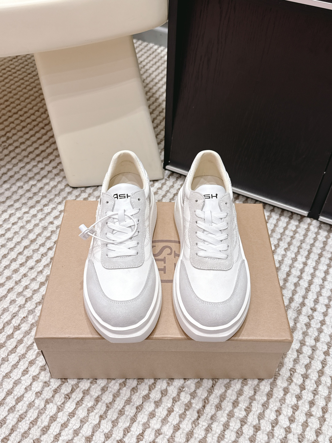 NO:668024,Purchasing agent ASH this season's hottest trendy thick-soled MATCH casual shoes, white shoes, panda shoes!  ASH sustainable fashion new environmentally friendly material 'new' fashion 'style' chapter series, ASH launches environmentally friendly shoes IMPULS committed to a sustainable future. The classic DNA of the brand is integrated into popular lines and environmentally friendly materials. ASH once again embarks on a new chapter in the journey of sustainable development and will continue to work tirelessly. Sustainable environmentally friendly material Unmarked cowhide splicing recyclable leather The leather surface is fully benzene dyed, breathable and environmentally friendly, symmetrical punching design upper punching helps the shoe body to be breathable and comfortable, the shoe body has simple lines,  Rubber outsole with clear anti-slip texture, not easy to slip when walking. Soft and breathable inner mesh, soft and comfortable, non-tanned material implements the concept of environmental protection. Light and elastic shoe body, one-piece high elastic EVA insole, soft and rebound on the foot, full of Q feeling. 6.5cm lightweight platform thick sole with invisible increase. Imported cowhide surface, mesh breathable inner material, original foam molded outsole, heel height 6.5cm  Size#35-39 (40 custom-made, non-refundable), casual shoes/sports shoes, sneakers, cowhide19860909代购级 ASH本季爆款时尚厚底增高MATCH休闲鞋小白鞋熊猫鞋！ ASH可持续性时尚新型环保材质“新”时尚“型”篇章系列, ASH为致力可持续性的未来推出环保鞋履IMPULS品牌经典DNA融入流行线条与环保材质 ASH再次启航可持续发展之旅新篇章且将持续努力不懈. 永续环保材质无铭牛皮拼接可循环皮革皮革表面全苯染技术,透气且环保, 对称式冲孔设计鞋面冲孔助力鞋身透气舒爽鞋身线条简约, 清晰防滑纹路橡胶大底,行走不易打滑. 舒软透气内里网面柔软舒适无铭鞣材质贯彻环保理念. 轻盈弹力鞋身一体成型高弹力EVA鞋垫上脚柔软回弹,Q感十足6.5cm轻盈松糕厚底隐形增高. 进口牛皮面 网面透气内里材质 原版发泡开模大底 跟高6.5cm Size#35-39（40定做不退换）,休闲鞋/运动鞋,sneakers,cowhide,Women's Shoes