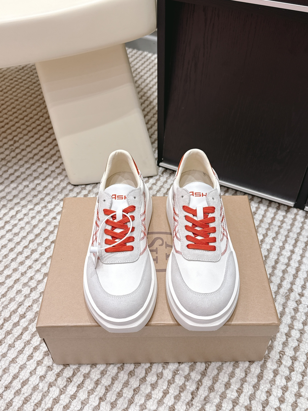 NO:668479,Purchasing agent ASH this season's hottest trendy thick-soled MATCH casual shoes, white shoes, panda shoes!  ASH sustainable fashion new environmentally friendly material 'new' fashion 'style' chapter series, ASH launches environmentally friendly shoes IMPULS committed to a sustainable future. The classic DNA of the brand is integrated into popular lines and environmentally friendly materials. ASH once again embarks on a new chapter in the journey of sustainable development and will continue to work tirelessly. Sustainable environmentally friendly material Unmarked cowhide splicing recyclable leather The leather surface is fully benzene dyed, breathable and environmentally friendly, symmetrical punching design upper punching helps the shoe body to be breathable and comfortable, the shoe body has simple lines,  Rubber outsole with clear anti-slip texture, not easy to slip when walking. Soft and breathable inner mesh, soft and comfortable, non-tanned material implements the concept of environmental protection. Light and elastic shoe body, one-piece high elastic EVA insole, soft and rebound on the foot, full of Q feeling. 6.5cm lightweight platform thick sole with invisible increase. Imported cowhide surface, mesh breathable inner material, original foam molded outsole, heel height 6.5cm  Size#35-39 (40 custom-made, non-refundable), casual shoes/sports shoes, sneakers, cowhide19860909代购级 ASH本季爆款时尚厚底增高MATCH休闲鞋小白鞋熊猫鞋！ ASH可持续性时尚新型环保材质“新”时尚“型”篇章系列, ASH为致力可持续性的未来推出环保鞋履IMPULS品牌经典DNA融入流行线条与环保材质 ASH再次启航可持续发展之旅新篇章且将持续努力不懈. 永续环保材质无铭牛皮拼接可循环皮革皮革表面全苯染技术,透气且环保, 对称式冲孔设计鞋面冲孔助力鞋身透气舒爽鞋身线条简约, 清晰防滑纹路橡胶大底,行走不易打滑. 舒软透气内里网面柔软舒适无铭鞣材质贯彻环保理念. 轻盈弹力鞋身一体成型高弹力EVA鞋垫上脚柔软回弹,Q感十足6.5cm轻盈松糕厚底隐形增高. 进口牛皮面 网面透气内里材质 原版发泡开模大底 跟高6.5cm Size#35-39（40定做不退换）,休闲鞋/运动鞋,sneakers,cowhide,Women's Shoes