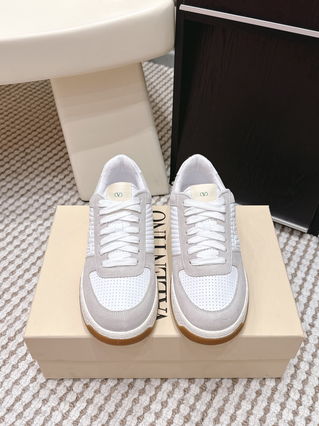 NO:668516,Purchasing agent VALENINO couple's sports shoes series 25 new autumn and winter couple's sports shoes are on sale. Original ZP purchase and dismantling, repeated pattern making and modification, trying to restore it one to one!  Top luxury masterpiece. Signature rivet design. Soft and comfortable. Brings excellent and elegant texture and excellent foot comfort. Original configuration and complete packaging. Size: 35-46 for men and women, casual shoes/sports shoes, valentino, valentino, sneakers19860909代购级 VALENINO华伦 情侣款运动鞋系列 25秋冬新款情侣运动鞋 火爆发售 原版ZP入购拆解 反复打版调改 力要一比一还原！ 顶级奢华力作 招牌柳钉设计 柔软舒适 带来卓越优雅的质感 与极佳的上脚舒适感 原版配置全套包装 Size男女35-46,休闲鞋/运动鞋,valentino,valentino,sneakers,Women's Shoes