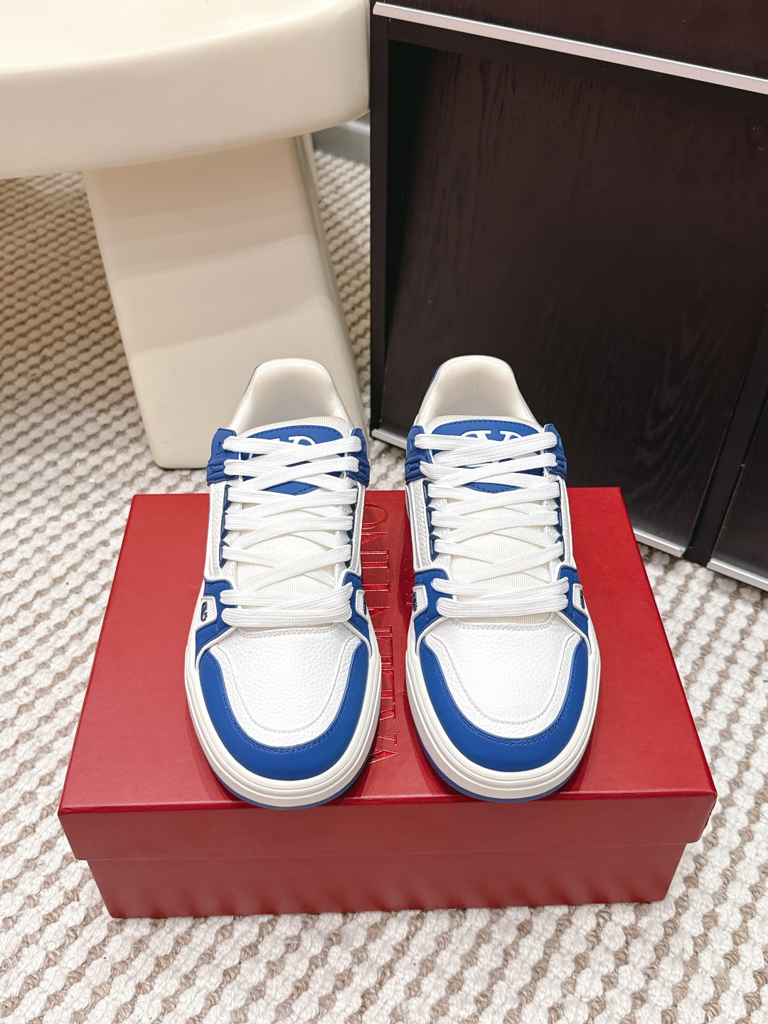 NO:668520,Purchasing agent VALENTINO 25ss couple model series latest model!   The foot feels very soft and soft, and the wrapping feeling is good. The height increase is not just a little or two, it feels like stepping on a higher level when wearing it!  Dopamine color, super cute, good-looking and easy to wear, both good looks and strength are online!  Breathable, comfortable, light and high-quality, easy to match any season, Size35-46, casual shoes/sports shoes, valentino, sneakers19860909代购级 VALENTINO 25ss 情侣款 系列最新款 ！  脚感很好软软的,包裹感也好,增高不是一点两点,穿上感觉踏上个台阶！多巴胺的色系,超级可爱好看好穿 颜值实力双在线！ 透气舒适轻盈高质感,轻松驾驭四季任何搭配  Size35-46,休闲鞋/运动鞋,valentino,sneakers,Women's Shoes