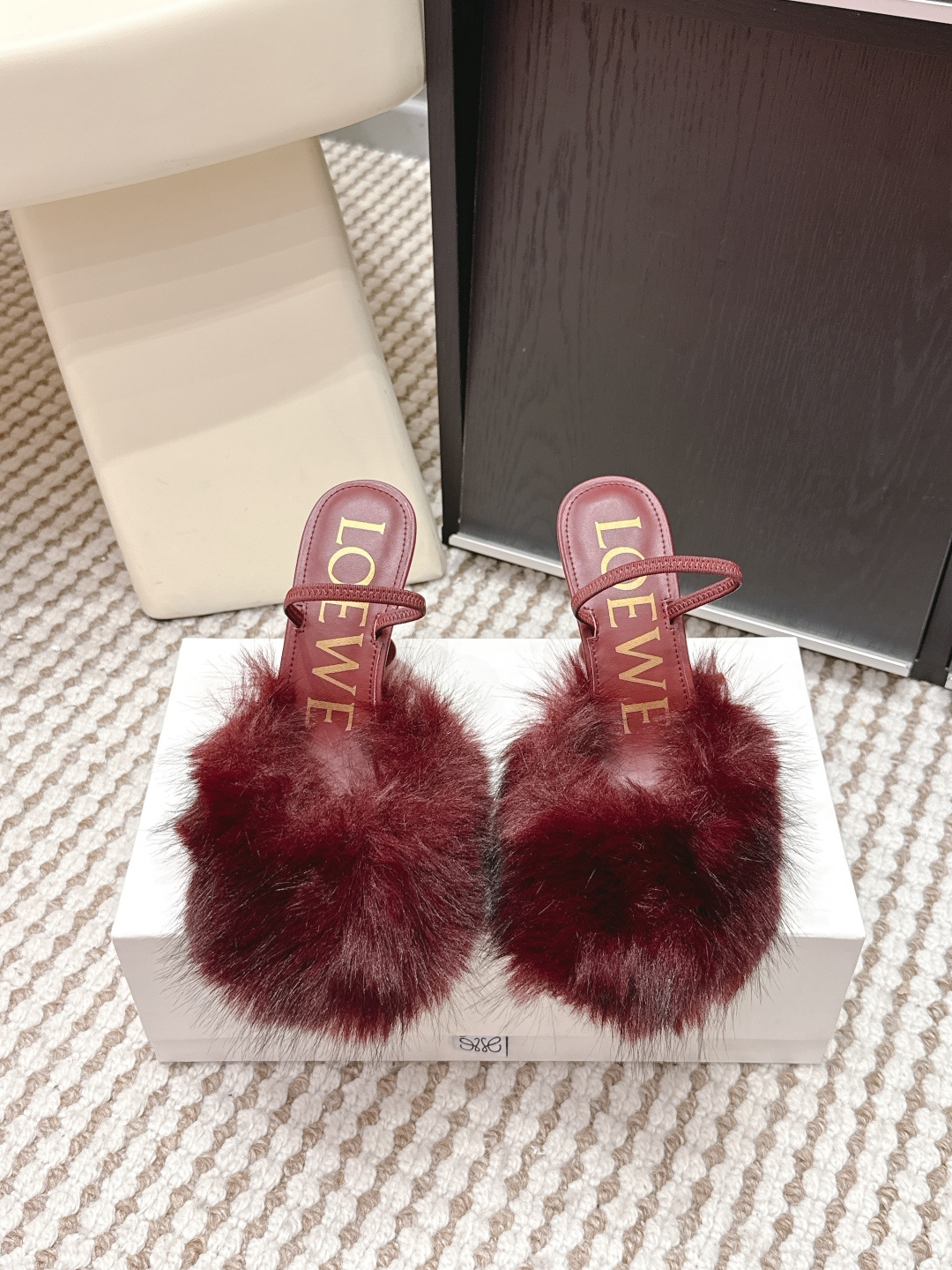 NO:668509,Purchasing agent LOEWE 25SS autumn and winter new limited edition wool shoes and sandals with the hottest colors, real boutique fashion shoes, with looming beauty, made of delicate imported sheepskin + original mountain fox fur, integrated with fur, with built-in heating function, giving you a warm feeling in winter!  Super light, super soft, super comfortable, and looks really beautiful on your feet!  !  !  Highly recommended, super fashionable and the most dazzling in Paris, same style as celebrity bloggers!  Fabric: Five colors of fox fur (black, blue, green, khaki, burgundy,) Lining: Imported sheepskin Heel height: 6cm, 10cm, Outsole: Original leather outsole Size: 35-39 (34.40.41.42.43. Can be customized), fur shoes, high heels, loewe, loewe, sandals, high heels, sheepskin, Leather soles19860909代购级 罗意威LOEWE 25SS秋冬新款限量版的毛鞋 凉鞋 搭配最火的色调,真正的精品时尚鞋,加若隐若现的美感,采用细腻进口羊皮+原始深山狐狸毛,触碰皮毛一体,自带加热功能,给冬天暖暖的感觉！ 超轻 超软 超舒服,上脚真的美极了！！！强烈推荐,超级时尚巴黎最耀眼,明星博主同款！ 面料: 狐狸毛（黑,蓝,绿,卡其,酒红,）五色 里料: 进口羊皮 跟高: 6cm,10cm, 大底: 原版真皮大底 Size: 35-39（34.40.41.42.43.可定做）,毛毛鞋高跟鞋,loewe,loewe,sandals,high heels,sheepskin,Leather soles,Women's Shoes