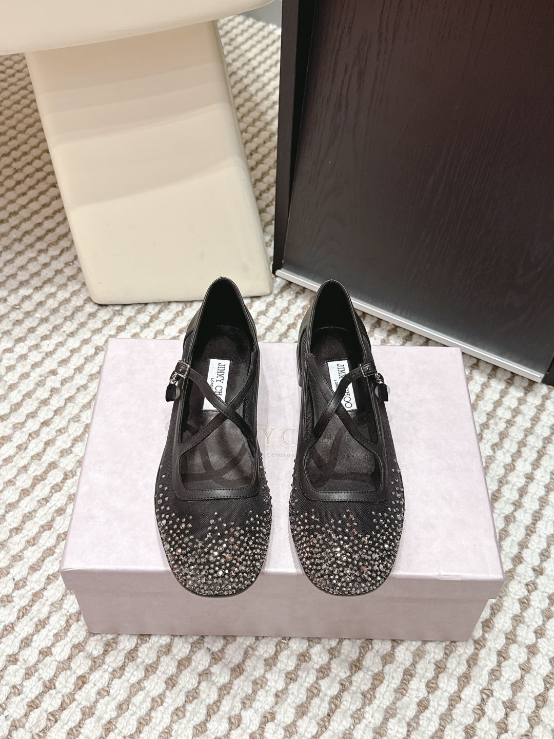 NO:668505,Purchasing agent Jimmy Choo 26/early spring latest Eleri cross-strap mesh ballet flats Mary Jane shoes Victoria Victoria's same style Jimmy Choo's Mary Jane shoes are made of leather + embroidered lace stitching, with a delicate woven texture on the toe, retro and romantic T.T strap + pearl buckle embellishment, full of elegance!  Low thick heel design makes walking stable and comfortable!  Fabric: Customized cowhide stitching embroidered lace Lining: Sheepskin Outsole: Original rubber sole Size: #34-41 (customized at 34.40.41), ballet shoes, jimmy choo, jimmy choo, mary jane, flats, cowhide, sheepskin19860909代购级 Jimmy Choo吉米周 26/ 早春 最新 Eleri 交叉绑带网眼 芭蕾平底鞋 玛丽珍鞋 宋茜同款 Jimmy Choo这款玛丽珍鞋采用皮革+刺绣蕾丝拼接,鞋头有精致编织纹理,复古又浪漫t.T字带＋珍珠扣点缀,优雅满分！低粗跟设计,走路稳又舒服！ 面料: 订制牛皮拼接刺绣蕾丝 内里: 羊皮 大底: 原版橡胶底 Size: #34-41（34.40.41定做),芭蕾舞鞋,jimmy choo,jimmy choo,mary jane,flats,cowhide,sheepskin,Women's Shoes