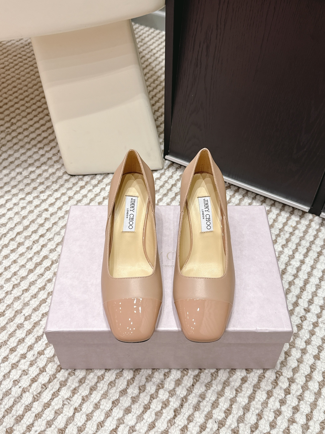 NO:668530,Purchasing agent Jimmy Choo 26/early spring new model Mary Jane square toe shoes Choo Randa series Mary Jane shoes, classic square toe + patent leather splicing, full of elegant retro temperament!  The milk tea color is gentle and versatile, with a thick heel of about 6.5cm, and is super stable when walking. 4. The hollow back design is breathable and not stuffy, so it can be easily used for commuting and dating. The insole is soft, and it is very comfortable to wear for a long time. It can be worn with skirts and trousers, and it will make you look more elegant!  Fabric: Patent leather/cow leather Lining: Soft sheepskin Outsole: Italian genuine leather Heel height: 6.5cm Size: #35-41 (customized at 40.41), high heels, jimmy choo, jimmy choo, mary jane, high heels, skirts, cowhide, sheepskin19860909代购级 Jimmy Choo 吉米周 26/ 早春 新款 玛丽珍 方头 单鞋 Choo Randa系列玛丽珍鞋,经典方头+漆皮拼接,优雅复古气质满分！奶茶色温柔百搭,粗跟约6.5cm,走路超稳4.后空设计透气不闷脚,通勤约会都能轻松驾驭.鞋垫柔软,长时间穿也很舒适,裙装裤装都能搭,气质直接拉满！ 面料: 漆皮/牛皮 内里: 柔软羊皮 大底: 意大利真皮底 跟高: 6.5cm Size: #35-41(40.41定做）,高跟鞋单鞋,jimmy choo,jimmy choo,mary jane,high heels,skirts,cowhide,sheepskin,Women's Shoes