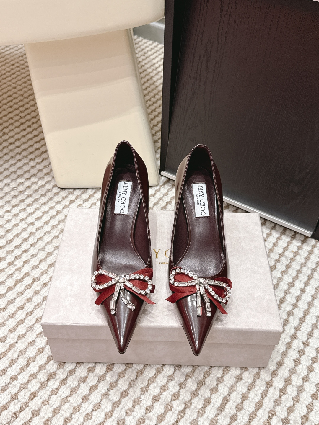 NO:668533,Purchasing agent Jimmy Choo Jimmy Choo 26/ Spring and summer latest Auria pointed crystal bow decoration stiletto heels Jimmy Choo Auria high heels, burgundy glossy cowhide + crystal bow, elegant and aura; curved stiletto heels, elongating the legs and super fast, not tired for a long time. The burgundy color is low-key and high-end, can be easily worn at weddings and dinners, and looks great with dresses or simple suits. Italian craftsmanship, perfect details, quality control is a must!  Fabric: Customized cowhide/hot diamond/crystal diamond decoration Lining: Comfortable sheepskin Sole: Italian leather outsole Heel height: 9cm Size: #35-40 (customized for 40), high-heeled shoes, jimmy choo, jimmy choo, high heels, business suit, cowhide, sheepskin, Leather soles19860909代购级 Jimmy Choo吉米周 26/ 春夏最新 Auria 尖头水晶蝴蝶结饰 细跟 高跟鞋 Jimmy Choo Auria 高跟鞋,酒红亮面牛皮+水晶蝴某结,优雅又有气场；弧形细跟,拉长腿型还超急,长时间穿也不累.酒红色低调高级,婚礼、晚宴都能轻松驾驭,搭配礼服或简约西装都很出彩委.意大利工艺,细节满分,品质控必入！ 面料: 定制牛皮/烫钻/水晶钻饰 内里: 舒适羊皮 鞋底: 意大利真皮大底 跟高: 9cm Size: #35-40（40订做）,高跟鞋单鞋,jimmy choo,jimmy choo,high heels,business suit,cowhide,sheepskin,Leather soles,Women's Shoes