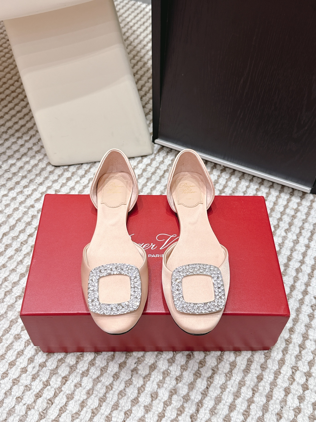 NO:668525,Purchasing-grade Roger Vivier classic Chips series. Silk satin + rhinestone square buckle, elegant and luxurious! Hollow shallow mouth design, breathable and comfortable, flat bottom is perfect for commuting or wedding occasions. Nude color is versatile, can be easily worn in skirts and trousers, and has a French romantic atmosphere. The rhinestones sparkle under the light. It is a popular item in the socialite style & fashion circle! Size 35-39 (customized at 34.40.41), sandals, roger  vivier,sandals,skirts,real silk19860909代购级 Roger Vivier经典Chips系列 真丝缎面+水钻方扣,优雅又奢华!中空浅口设计,透气舒适,平底超适合通勤or婚礼场合. 裸色百搭,裙装裤装都能轻松驾驭,法式浪漫氛围感拉满.水钻在光线下超闪耀,是名媛风&时尚圈的热门单品! Size 35-39（34.40.41订做）,凉鞋,roger vivier,sandals,skirts,real silk,Women's Shoes