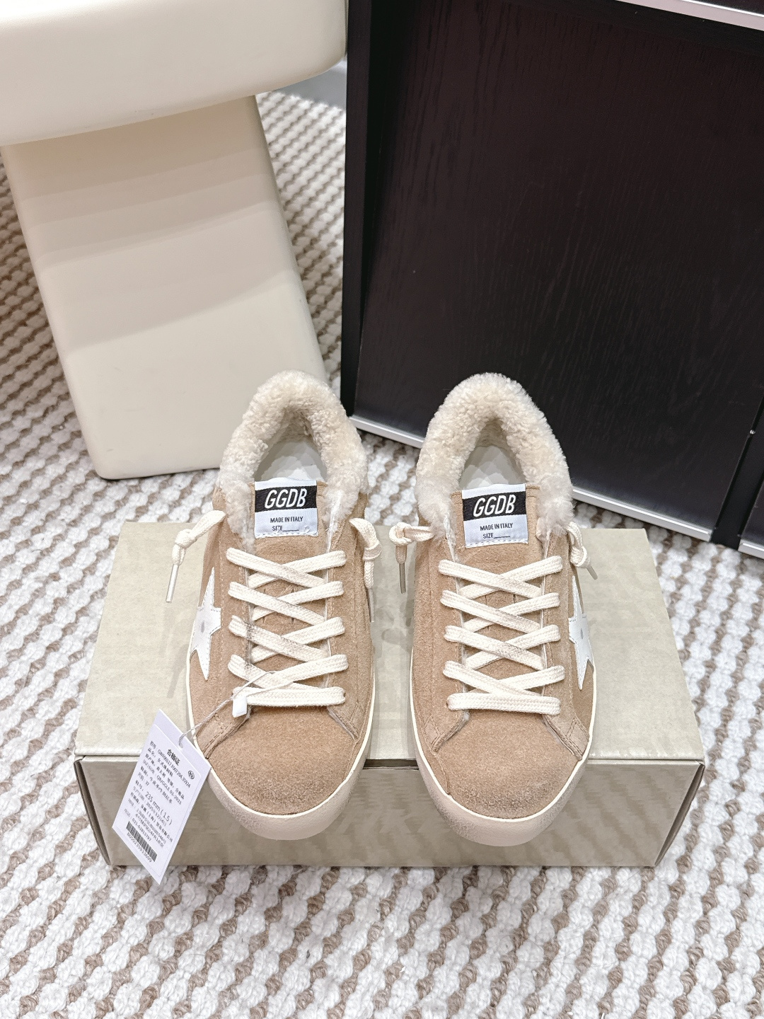 NO:668452,Purchasing level GGDB 25/ Autumn and winter new style, new upgrade, pure wool dirty shoes, comes with a pair of wool foot pads, wear as you like, 25 new upgrade, more refined, better quality, recognized as the top dirty shoes on the entire network, GGDB series wool dirty shoes  , Love it so much, invisible heightening and rejecting the embarrassment of being ridiculed. Small dirty shoes worn by many bloggers and celebrities. They have a good appearance and are delicate on the feet. They are thickened with wool and velvet but do not show big feet. Their ballstars are all added with inner height increase. Small people are hard to be planted. GGDB dirty shoes and fur shoes, aged essence and lovely real lamb wool, with the leading casual style, celebrities use private clothes to demonstrate, they are good-looking and warm at the same time!  Lamb wool half-mugs, you are no longer afraid of cold winters. The inside of the wool insole is increased by 3.5cm, which makes your legs slimmer and versatile. Original custom-made cowhide for the upper. Original sheepskin lining for the outsole. Original combination outsole. Size #35-40 (customized for 40), casual shoes/sports shoes, sneakers, cowhide, sheepskin19860909代购级 GGDB 25/ 秋冬 新款 全新升级 纯羊毛 脏脏鞋 附带羊毛垫脚一副 随心穿搭 25全新升级 更精致 品质更卓越 全网公认最顶小脏鞋 GGDB 系列羊毛小脏鞋 ,狠狠爱了,隐形增高拒绝被调侃的尴尬,众多达人博主、明星都在穿的小脏鞋,颜值高上脚秀气,羊毛加绒加厚却不显脚大,他们家ballstar都是加了内增高,小个子狠狠被种草 GGDB 脏脏鞋毛鞋,做旧精髓可爱的真羊羔毛,搭配主导的休闲风,明星私服上脚示范,用心好看又保暖！羊羔毛半拖,冷冬也不再怕,毛鞋垫内增高3.5cm,妥妥的显腿瘦,百搭性杠杠 鞋面原版定制牛皮 内里原版羊皮毛一体 大底原版组合大底 Size #35-40（40订做）,休闲鞋/运动鞋,sneakers,cowhide,sheepskin,Women's Shoes