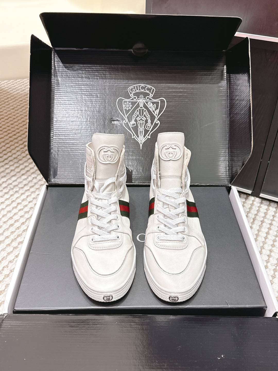 NO:680949,Purchasing-grade men's ready-made Gucci 2026 new GG high-top sneakers for couples, white leather + red and green webbing, full of brand sense! There are double G logos on the tongue and heel, and the details are super exquisite. The rubber sole has strong grip and is OK for daily wear or light sports. The high-top design has good support and is also very fashionable. It goes well with jeans and casual pants, and can easily create a trendy look. Size  35-46 (40 for women and 45.46 for men, customized), casual shoes/sports shoes, gucci, gucci, sneakers, jeans19860909代购级 男款现货 Gucci古驰 2026 新款 GG高帮运动鞋 情侣款 白色皮革+红绿织带,品牌感满满!鞋舌和鞋跟都有双G标志,细节超精致.橡胶鞋底抓地力强,日常穿搭或轻运动都OK. 高帮设计支撑力好,还很时髦,搭配牛仔裤,休闲裤都很出彩,轻松打造潮流造型 Size 35-46（女40.男45.46订做）,休闲鞋/运动鞋,gucci,gucci,sneakers,jeans,Women's Shoes