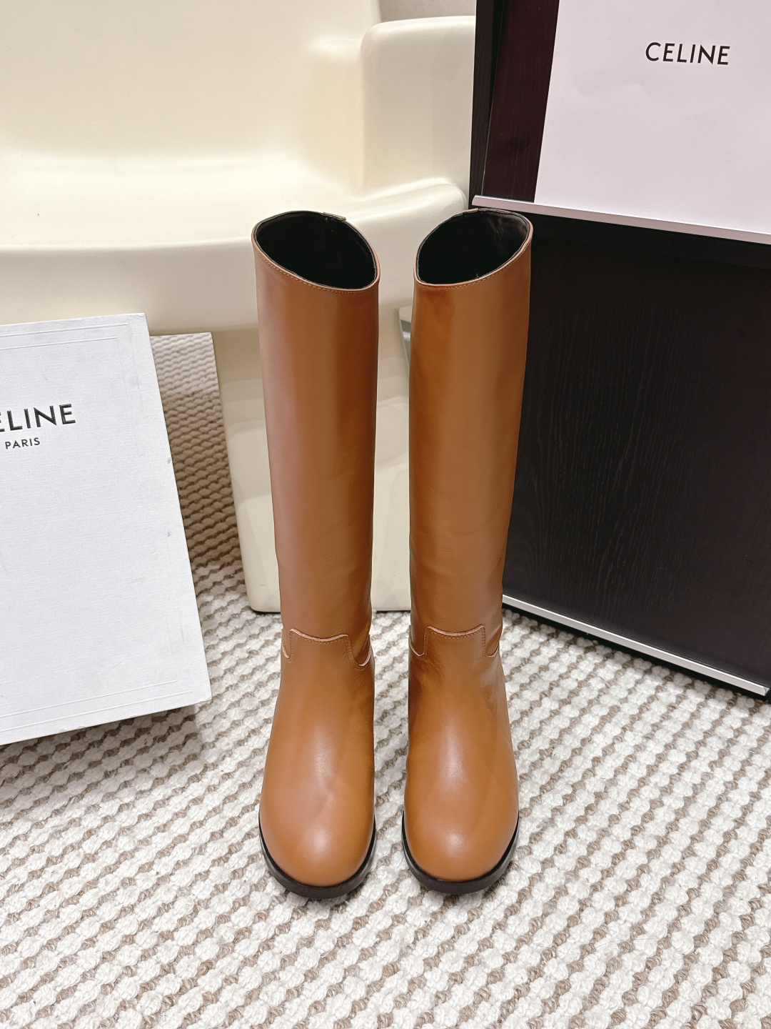 NO:668504,Purchasing agent Celine's new autumn and winter Arc de Triomphe Chelsea boots are made of high-quality cow leather uppers, with sheep leather lining, high-end and comfortable texture. The shoe body has the brand's iconic Arc de Triomphe LOGO, which is highly recognizable. It is a Chelsea boot style with no laces and an elastic band design on the side. It is easy to put on and take off and fits the ankle.  Round toe design, retro and versatile. Thick rubber outsole has good grip and has a certain heightening effect. It combines retro British style and modern fashion sense, and can be matched with a variety of styles of clothing. It is a classic and not easily outdated style in the fashion circle. Upper cowhide leather lining Sheepskin outsole Rubber outsole Heightened by 4.5cm Size 35-41 (customized sizes 40-41 are not returnable), boots, celine, boots, cowhide, sheepskin19860909代购级 Celine秋冬新品凯旋门切尔西长靴 采用优质牛皮革制作鞋面,内里为羊皮革,质感高级且舒适.鞋身有品牌标志性的凯旋门LOGO,辨识度高.属于切尔西靴款式,无鞋带,侧面有松紧带设计,穿脱方便且贴合脚踝. 圆头设计,复古又百搭.厚底橡胶外底,具有良好的抓地力,同时带有一定增高效果.融合了复古英伦风与现代时尚感,可搭配多种风格的服饰,是时尚圈经典且不易过时的款式. 鞋面牛皮 内里羊皮 大底橡胶大底 增高4.5cm Size35-41码（40-41码定制不退换）,靴子,celine,boots,cowhide,sheepskin,Women's Shoes