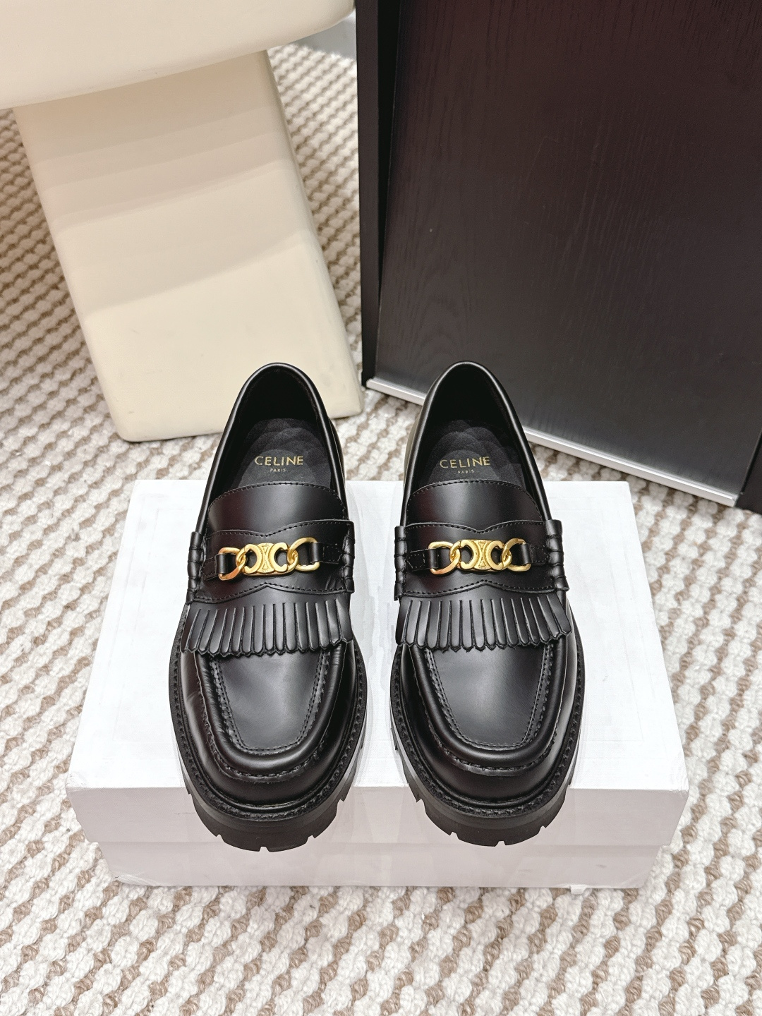 NO:668496,Purchasing agent Celine 26s early spring leather thick-soled loafers for women, soft material + classic lace design, low-key, elegant and versatile!  The metal logo on the upper is very recognizable, and the rubber sole is wear-resistant and non-slip, making it suitable for daily commuting or leisure. The black model looks good with any combination. Wear it in spring and autumn, with jeans or casual pants, and you can easily get a simple and fashionable feeling ~ The shoe size covers a wide range, suitable for various foot types, comfortable and practical!  Size35-39 (customized at 40.41), loafers, celine, celine, loafers, jeans, cowhide19860909代购级 Celine赛琳 26s 早春 牛皮 厚底 乐福鞋女 柔软材质+经典系带设计,低调优雅又百搭！鞋面金属Logo超有辨识度,橡胶鞋底耐磨防滑,日常通勤或休闲都很适合. 黑色款怎么搭都好看,春秋季节穿它,配牛仔裤或休闲裤,轻松get简约时髦感～鞋码覆盖广,适合各种脚型,舒适又实用！ Size35-39（40.41订做）,乐福鞋,celine,celine,loafers,jeans,cowhide,Women's Shoes