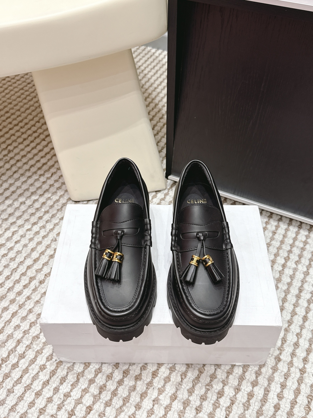 NO:668498,Purchasing agent Celine 26s early spring leather thick-soled tassel loafers for women, soft material + classic lace design, low-key, elegant and versatile!  The metal logo on the upper is very recognizable, and the rubber sole is wear-resistant and non-slip, making it suitable for daily commuting or leisure. The black model looks good with any combination. Wear it in spring and autumn, with jeans or casual pants, and you can easily get a simple and fashionable feeling ~ The shoe size covers a wide range, suitable for various foot types, comfortable and practical!  Size35-39 (customized at 40.41), loafers, celine, celine, loafers, jeans, cowhide19860909代购级 Celine赛琳 26s 早春 牛皮 厚底 流苏乐福鞋女 柔软材质+经典系带设计,低调优雅又百搭！鞋面金属Logo超有辨识度,橡胶鞋底耐磨防滑,日常通勤或休闲都很适合. 黑色款怎么搭都好看,春秋季节穿它,配牛仔裤或休闲裤,轻松get简约时髦感～鞋码覆盖广,适合各种脚型,舒适又实用！ Size35-39（40.41订做）,乐福鞋,celine,celine,loafers,jeans,cowhide,Women's Shoes