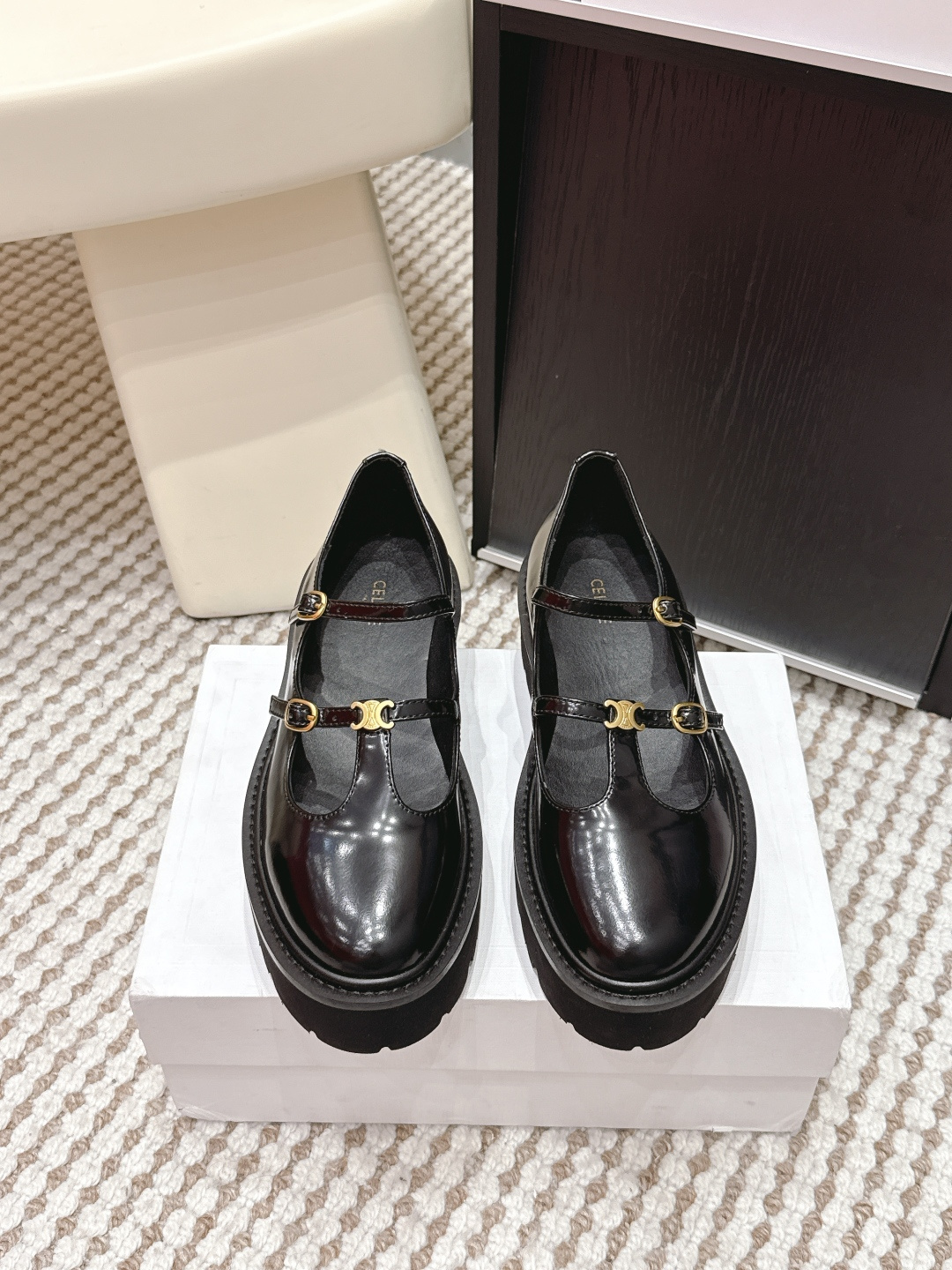 NO:668500,Purchasing agent Celine 26s early spring leather thick-soled loafers for women, soft material + classic lace design, low-key, elegant and versatile!  The metal logo on the upper is very recognizable, and the rubber sole is wear-resistant and non-slip, making it suitable for daily commuting or leisure. The black model looks good with any combination. Wear it in spring and autumn, with jeans or casual pants, and you can easily get a simple and fashionable feeling ~ The shoe size covers a wide range, suitable for various foot types, comfortable and practical!  Size35-39 (customized at 40.41), loafers, celine, celine, loafers, jeans, cowhide19860909代购级 Celine赛琳 26s 早春 牛皮 厚底 乐福鞋女 柔软材质+经典系带设计,低调优雅又百搭！鞋面金属Logo超有辨识度,橡胶鞋底耐磨防滑,日常通勤或休闲都很适合. 黑色款怎么搭都好看,春秋季节穿它,配牛仔裤或休闲裤,轻松get简约时髦感～鞋码覆盖广,适合各种脚型,舒适又实用！ Size35-39（40.41订做）,乐福鞋,celine,celine,loafers,jeans,cowhide,Women's Shoes