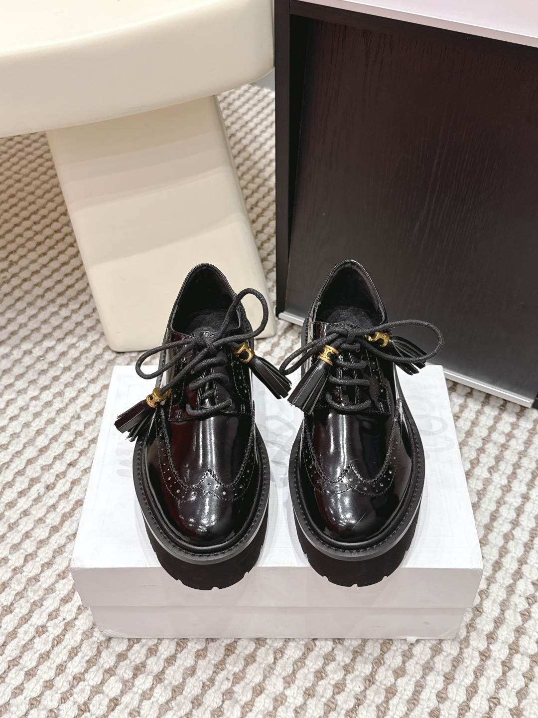 NO:668502,Purchasing agent Celine 26s early spring leather thick-soled lace-up loafers for women, soft material + classic lace design, low-key, elegant and versatile!  The metal logo on the upper is very recognizable, and the rubber sole is wear-resistant and non-slip, making it suitable for daily commuting or leisure. The black model looks good with any combination. Wear it in spring and autumn, with jeans or casual pants, and you can easily get a simple and fashionable feeling ~ The shoe size covers a wide range, suitable for various foot types, comfortable and practical!  Size35-39 (customized at 40.41), loafers, celine, celine, loafers, jeans, cowhide19860909代购级 Celine赛琳 26s 早春 牛皮 厚底 系带乐福鞋女 柔软材质+经典系带设计,低调优雅又百搭！鞋面金属Logo超有辨识度,橡胶鞋底耐磨防滑,日常通勤或休闲都很适合. 黑色款怎么搭都好看,春秋季节穿它,配牛仔裤或休闲裤,轻松get简约时髦感～鞋码覆盖广,适合各种脚型,舒适又实用！ Size35-39（40.41订做）,乐福鞋,celine,celine,loafers,jeans,cowhide,Women's Shoes