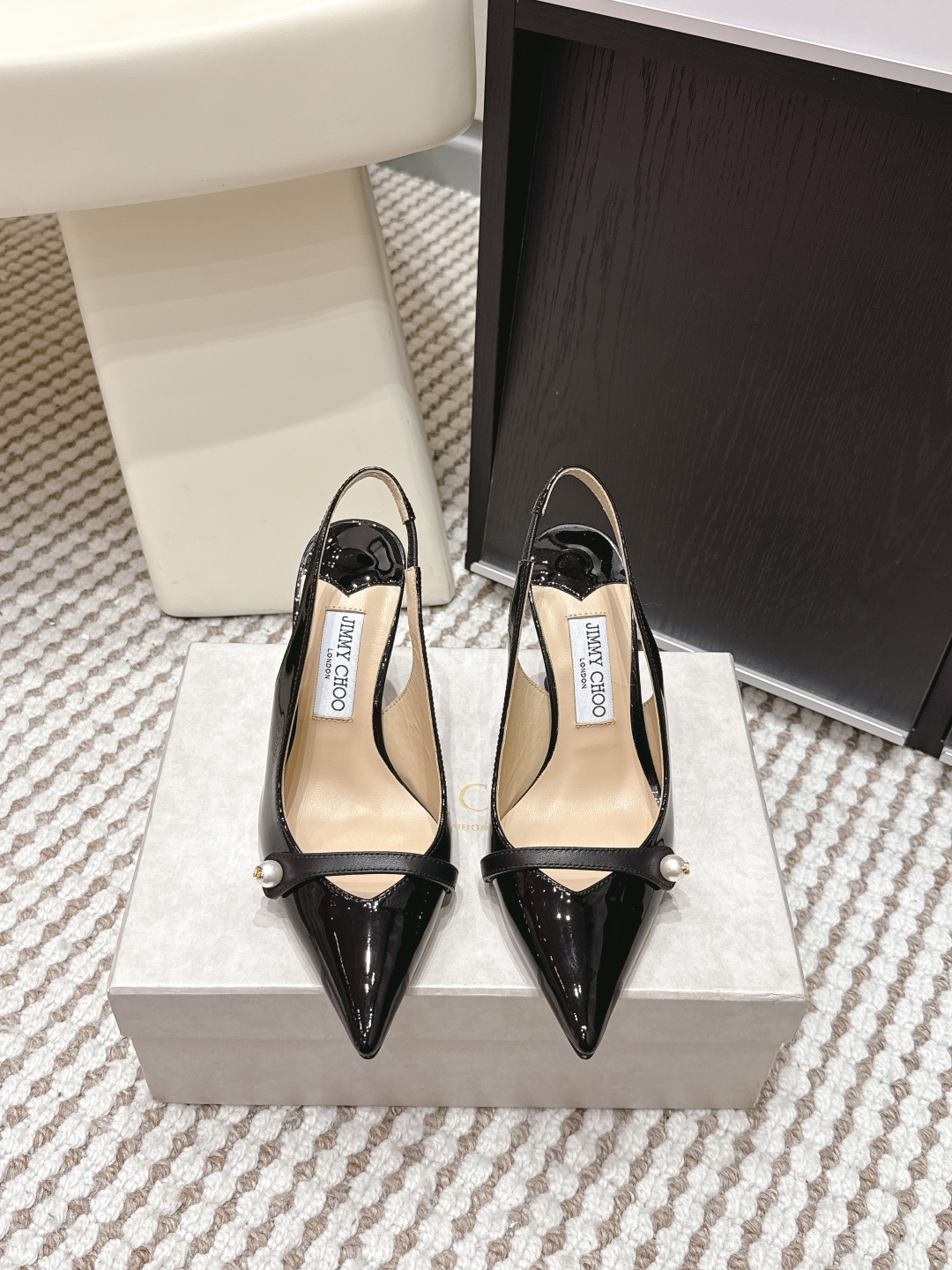 NO:668493,Purchasing-grade Jimmy Choo AMITA series high-heeled shoes, empty back, high-heeled sandals, 4.5cm low-heeled design, easy to control in daily commuting or formal occasions. Pointed toe + V-shaped shoe mouth + pearl embellishment, elegant and fashionable. Patent leather and nappa sheepskin, Italian craftsmanship, elastic slingback straps, comfortable and stable to wear. Nude pink, white, black multi-color options, versatile, easy to hold in skirts and trousers, perfect temperament! Size  34-42 (customized at 34.40.41.42),sandals,jimmy choo,sandals,high heels,skirts,sheepskin19860909代购级 Jimmy Choo AMITA系列高跟鞋 后空 高跟凉鞋 4.5cm低跟设计,日常通勤或正式场合都能轻松驾驭.尖头+V型鞋口+珍珠点缀,优雅又时髦. 漆皮拼纳帕羊皮,意大利工艺,弹力露跟绑带,穿着舒适稳固.裸粉,白色,黑色多色可选,百搭不挑人,裙装裤装都能轻松hold住,气质满分! Size 34-42（34.40.41.42订做）,凉鞋,jimmy choo,sandals,high heels,skirts,sheepskin,Women's Shoes