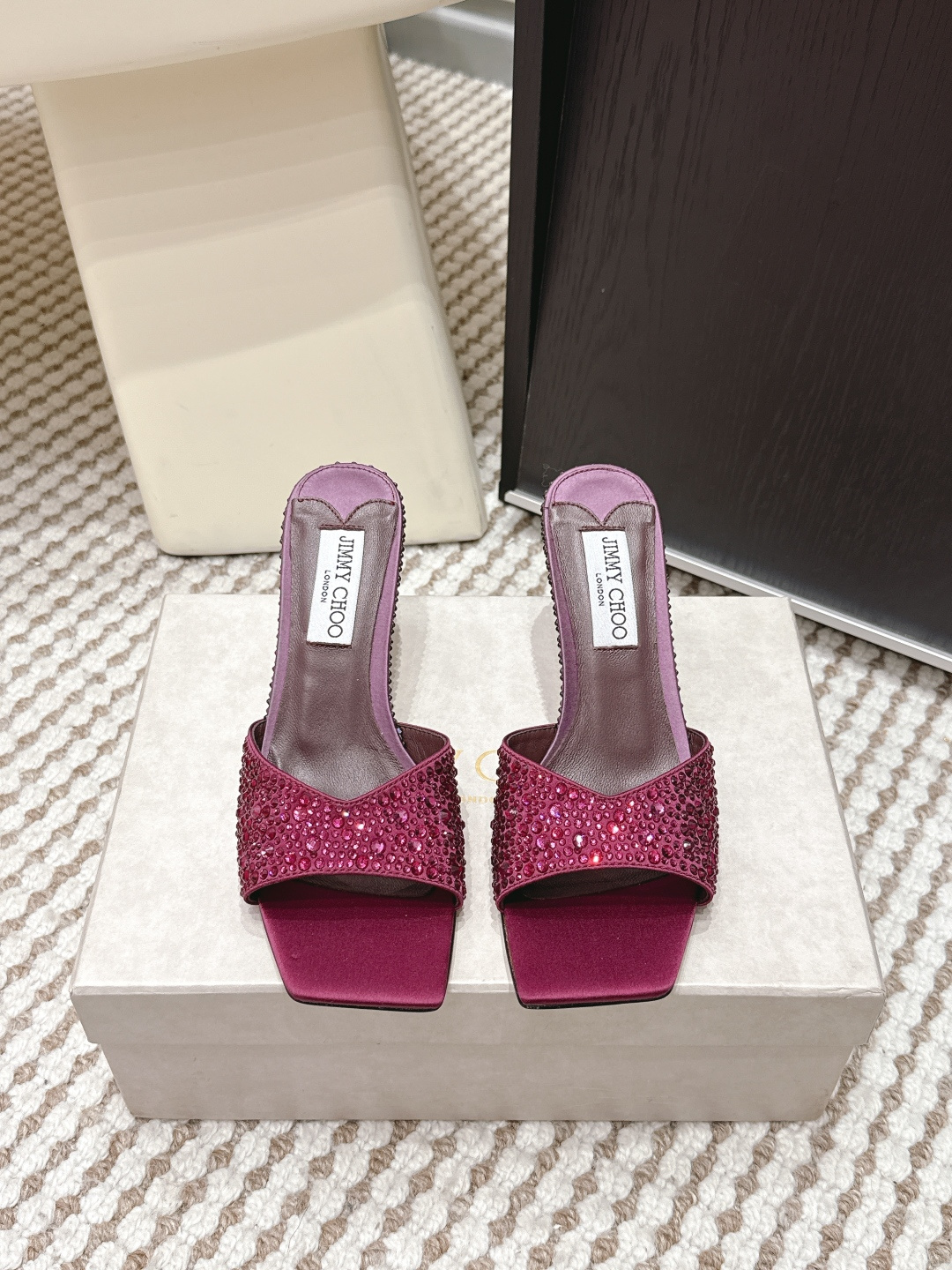 NO:668491,Purchasing-grade Jimmy Choo 2026 new style rhinestone high heels for women, square toe design + full diamond upper, full of luxury and sophistication! The heel is about 7cm, elongating the leg line, and upgrading the elegance. The pink leather sole is soft and comfortable, suitable for long-term wear. It is very suitable for spring and summer, weddings, parties, and daily life. It goes well with dresses or simple skirts. Jimmy Choo classic design, both fashionable and high-quality, is a must-have item for girls' shoe cabinets! Size  34-42 (customized at 34.40.41.42), high heels and slippers, jimmy choo, high heels, slippers, skirts19860909代购级 Jimmy Choo 2026新款 水钻高跟 拖鞋女 方头设计+满钻鞋面,奢华精致感拉满!鞋跟约7cm,拉长腿部线条,优雅气质up. 粉色真皮鞋底,柔软舒适,适合长时间穿着.春夏季节超适合,婚礼,派对,日常都能轻松驾驭,搭配礼服或简约裙装都很出彩.Jimmy Choo经典设计,时尚与品质兼具,是女生鞋柜必备单品! Size 34-42（34.40.41.42订做）,高跟鞋拖鞋,jimmy choo,high heels,slippers,skirts,Women's Shoes