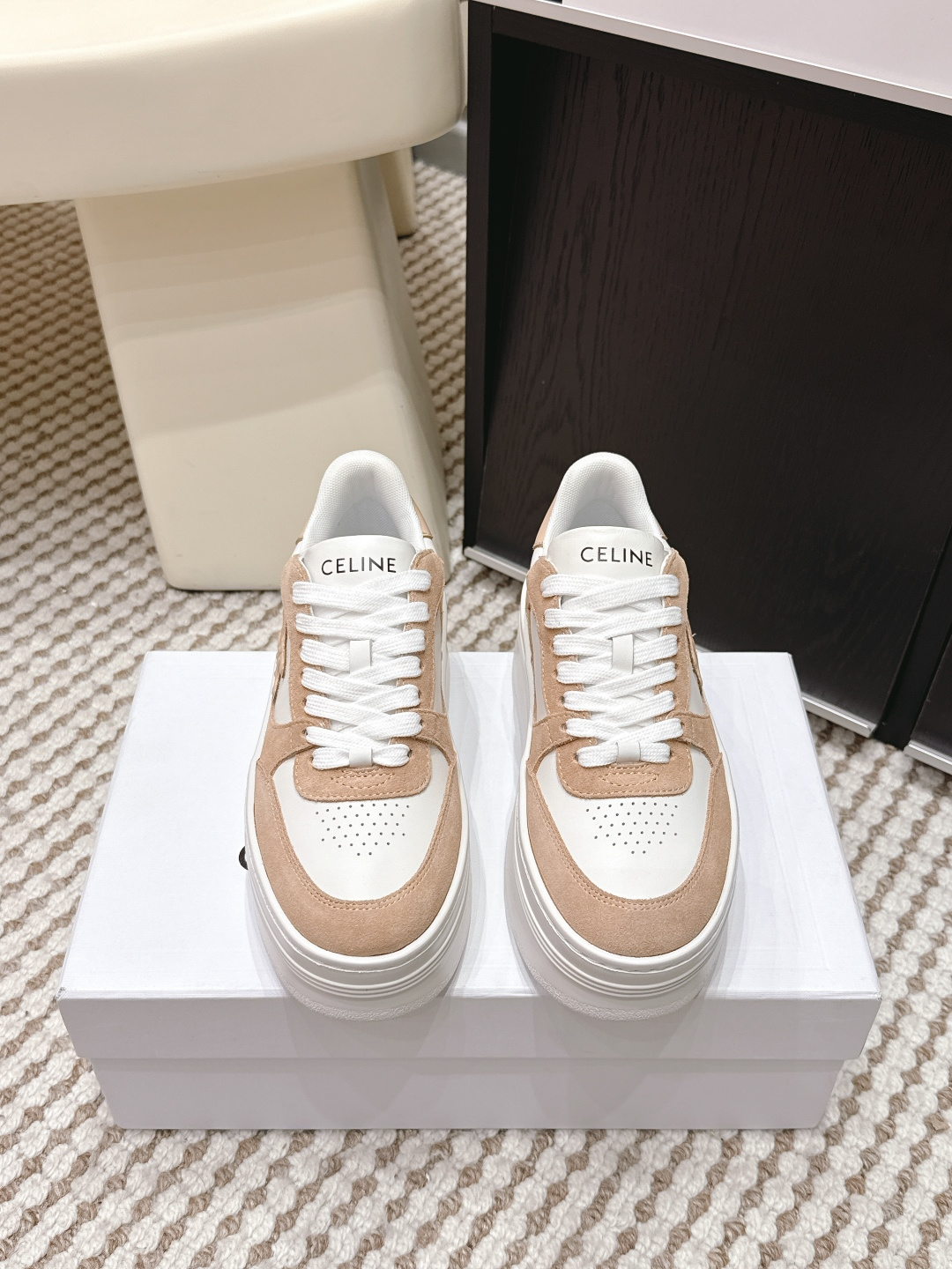 NO:668489,Purchasing agent CELINE CELINE RUNNER sports shoes with CELINE logo on the tongue and back of the shoe, CELINE logo embossed on the back and side of the shoe, thick-soled bread shoes 2025 new autumn and winter women's Arc de Triomphe logo laces are simple and comfortable, clean and neat, increase the height and show the slender legs, whether worn alone or paired with wide-leg pants, high street and retro together to make CELINE girls. Original imported cowhide upper, sheepskin lining, original molded Tpu outsole  Size#35-41 (40 41 customization is non-refundable and non-exchangeable), casual shoes/sports shoes, celine, celine, sneakers, cowhide, sheepskin19860909代购级 CELINE思琳赛琳 CELINE RUNNER 动鞋鞋舌和鞋后帮饰有CELINE标志运动鞋 鞋后帮和侧面压印CELINE标志 厚底面包鞋2025秋冬新款女凯旋门徽标系带简单舒服,干净利落,增高显腿细 无论是单穿还是搭配阔腿裤,高街又复古一起来做CELINE女孩 鞋面原版进口牛皮 内里羊皮 大底原版开模Tpu大底 Size#35-41（40 41定制不退不换）,休闲鞋/运动鞋,celine,celine,sneakers,cowhide,sheepskin,Women's Shoes