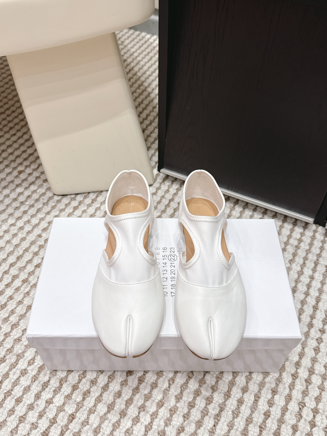 NO:668486,Purchasing agent Maison Margiela 26/early spring new Tabi Jazz split-toe casual shoes Maison Margiela  Tabi split-toe shoes, inspired by Japanese foot bags, first appeared in 1988. The upper is made of soft sheepskin, with a leather outsole, which is light and comfortable. The split-toe design is not only unique, but also improves foot support, making it suitable for long-term wear. The black model is versatile and can be easily used in many occasions, and is suitable for commuting or leisure. Tabi split-toe shoes have become a brand icon and are deeply loved by fashion lovers!  Fabric: Original sheepskin/elastic fabric Lining: Sheepskin Outsole: Genuine leather outsole Size: #35-40 (customized for 40), single shoes, masion margiela, sheepskin, Leather soles19860909代购级 Maison Margiela梅森马吉拉 26/ 早春新款 Tabi Jazz 分趾休闲 单鞋 Maison Margiela Tabi分趾鞋,灵感源自日本足袋,首次亮相于1988年.鞋面选用柔软羊皮,搭配真皮大底大底,轻便又舒适.分趾设计不仅独特,还能提升足部支撑力,适合长时间穿着.黑色款百搭,轻松驾驭多种场合,无论通勤还是休闲都很合适.Tabi分趾鞋已成品牌标志,深受时尚爱好者喜爱！ 面料: 原版羊皮/弹力布 内里: 羊皮 大底: 真皮大底 Size: #35-40(40订做）,单鞋,masion margiela,sheepskin,Leather soles,Women's Shoes