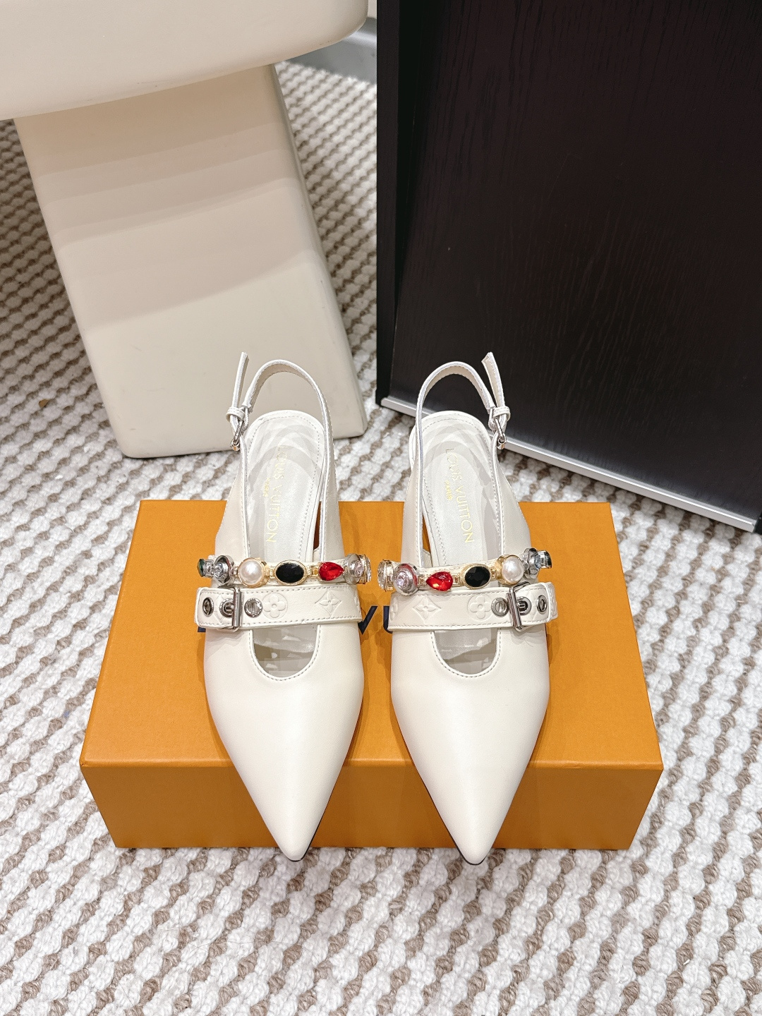 NO:668503,Purchasing level 26ss spring and summer new style LOUIS VUITTON Louis Vuitton Gem Chain Hollow Flat Sandals Jewelry Pointed Cat Heel High Heel Sandals These LVVibe slingback high heels are made of shiny Naplak leather to create an avant-garde shape. The pointed toe design, kitten heels and adjustable back straps create exquisite details. Jewelry-like decorations covering colored stones and belt-shaped straps embellished with Louis Vuitton inscribed buckles show creativity and ingenuity.  High heels/5.5cm Size 35-41 (40.41 customized, non-refundable), sandals, louis vuitton, louis vuitton, louis vuitton, sandals, high heels19860909代购级 26ss春夏新款 LOUIS VUITTON 路易威登 LV VIBE 宝石链条后空平底凉鞋珠宝尖头猫跟高跟凉鞋 本款LVVibe露跟高跟鞋以亮泽Naplak皮革塑造前卫构型.尖头设计,小猫跟与可调节后带构筑考究细节.涵盖有色宝石的珠宝质感装 饰及点缀路易威登铭纹搭扣的腰带造型饰带彰显创意巧思. 跟高平底/5.5cm Size 35-41（40.41定做不退换）,凉鞋,louis vuitton,louis vuitton,louis vuitton,sandals,high heels,Women's Shoes