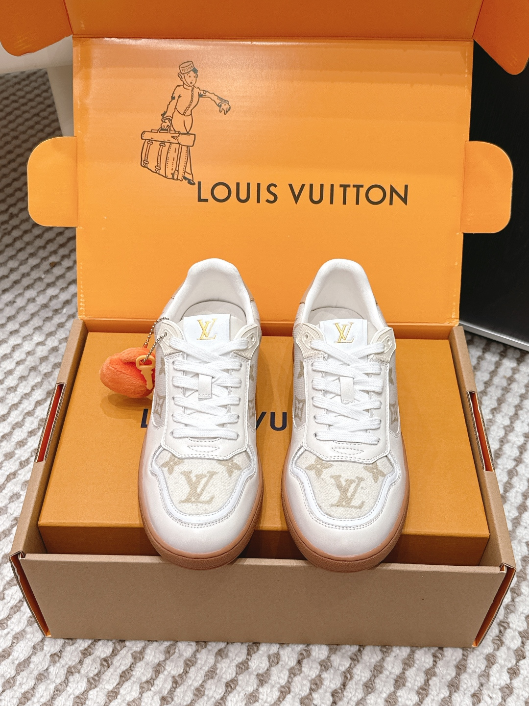 NO:668501,Purchasing agent level LV new spring and summer sports moral training shoes. It is hard to find one shoe in the counter. Each store has a limited quota. Many Internet celebrity fashion bloggers have planted grass. Original purchase and development, perfect replica. Embossed logo brand elements embellish the upper and lightweight rubber outsole, classic moral training partition design. Fabric: Original imported cowhide. Original customized breathable mesh lining cowhide lining. Original open-molded TPU outsole material for the sole.  Size35-40 (customized for 40), casual shoes/sports shoes, louis vuitton, sneakers, cowhide19860909代购级 LV春夏新款运动德训鞋 专柜一鞋难求 每个店铺配额有限 超多网红时装博主种草 原版购入开发 完美复刻 压花logo品牌元素点缀鞋面和轻质橡胶外底,经典的德训隔板设计 面料: 原版进口牛皮 内里原版定制透气网里牛皮里 鞋底原版开模TPU大底材质 Size35-40（40定做）,休闲鞋/运动鞋,louis vuitton,sneakers,cowhide,Women's Shoes