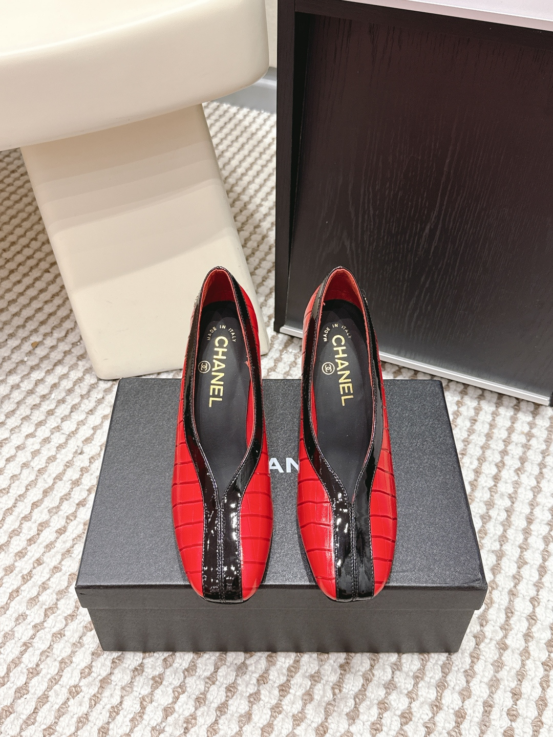 NO:668497,Purchasing-grade CHANEL Chanel 2026 Spring and Summer Series color-blocked flat shoes, single shoes, brown leather + white stripes, simple and detailed. The inner lining of the shoe is printed with 'CHANEL MADE IN ITALY', made in Italy. Quality is online! The shoe shape fits the foot, making it comfortable for daily commuting or leisure. The series also has blue, red, black and other colors available to meet different dressing needs, and can be easily matched with various styles of clothing, fashionable and versatile Size Size  35-39 (customized at 34.40.41.42), high-heeled shoes, chanel, chanel, flats, high heels19860909代购级 CHANEL香奈儿 2026春夏系列 拼色平底鞋 单鞋 棕色皮革+白色条纹,简约又有细节感.鞋内衬印有'CHANEL MADE IN ITALY',意大利制造. 品质在线!鞋型贴合脚部,日常通勤或休闲都很舒适.系列还有蓝,红,黑等多色可选,满足不同穿搭需求,轻松搭配各种风格服饰,时髦又百搭 Size 35-39（34.40.41.42订做）,高跟鞋单鞋,chanel,chanel,flats,high heels,Women's Shoes