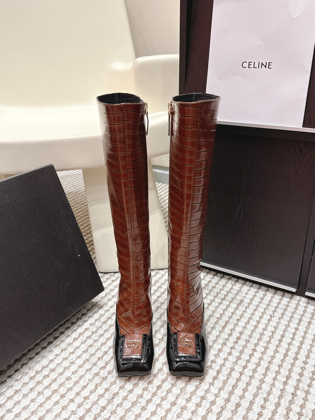 NO:668495,Purchasing-grade Chanel 25s new high-heeled crocodile pattern color-blocking boots, caramel brown + black splicing, retro and high-end! Square toe + thick heel design, stable to wear and long legs, metal double C logo is very recognizable. The boot fits the ankle and modifies the leg shape. It looks great with skirts or tights in autumn and winter. It can be easily used in commuting and social situations, and it has full aura! Size  35-39 (customized at 34.40.41.42), boots, chanel, chanel, boots, skirts19860909代购级 Chanel香奈儿 25s 新款 高跟 鳄鱼纹拼色 长靴 焦糖棕+黑色拼接,复古又高级!方头+粗跟设计,穿着稳又显腿长,金属双C标志超有辨识度. 靴筒贴合脚踝,修饰腿型,秋冬搭裙装或紧身裤都很出彩,通勤,社交场合都能轻松驾驭,气场全开! Size 35-39（34.40.41.42订做）,靴子,chanel,chanel,boots,skirts,Women's Shoes