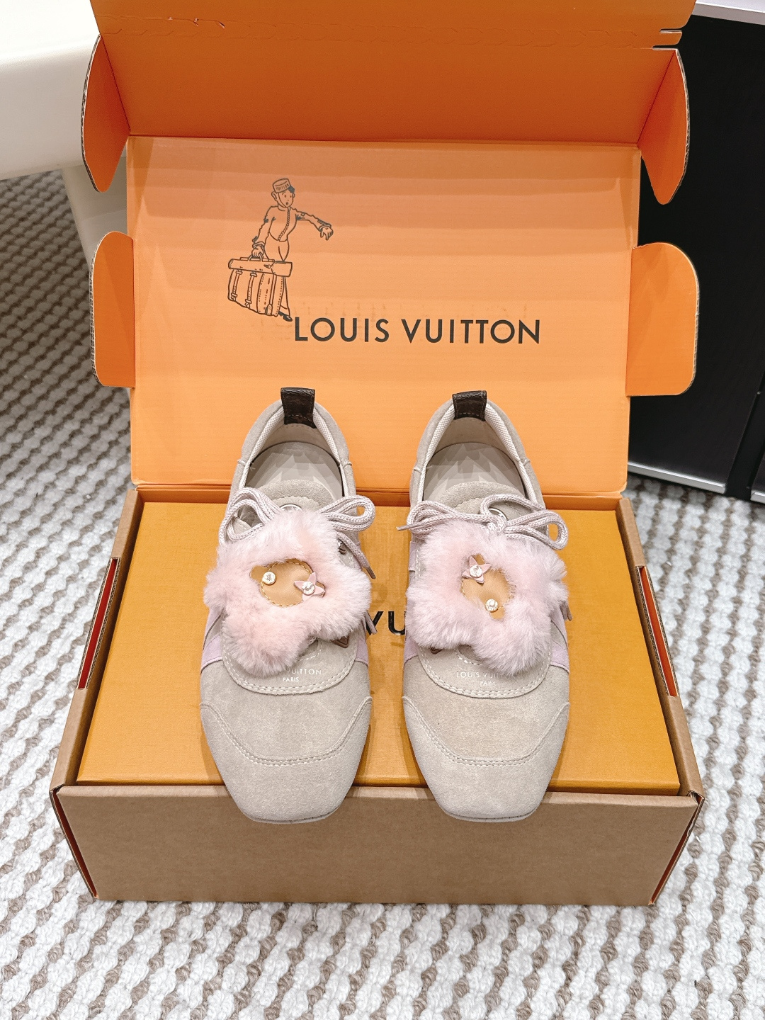 NO:668478,Purchasing-grade Louis Vuitton Sneakerina series ballet shoes, moral training shoes, flat casual shoes, LV Sneakerina ballet sneakers are made of soft suede calfskin in a Sacchetto shape, showing the wonderful fusion of sneakers and ballet shoes. The fluffy label on the laces reflects the humor of the brand mascot Vivienne. The lightweight injection-molded TPU outsole incorporates the brand's signature details. Size  35-39 (customized at 40.41.42), casual shoes/sports shoes, louis vuitton, louis vuitton, flats, sneakers, cowhide19860909代购级 Louis Vuitton Sneakerina系列芭蕾舞鞋 德训鞋 平底鞋休闲鞋 LV Sneakerina 芭蕾运动鞋以柔软绒面牛皮革塑就 Sacchetto 构型,展现运动鞋和芭蕾舞鞋的美妙融合 鞋带处的蓬松标签映现品牌吉祥物 Vivienne 的诙谐意趣.轻盈注塑 TPU 外底融入品牌标志性细节. Size 35-39（40.41.42定做）,休闲鞋/运动鞋,louis vuitton,louis vuitton,flats,sneakers,cowhide,Women's Shoes