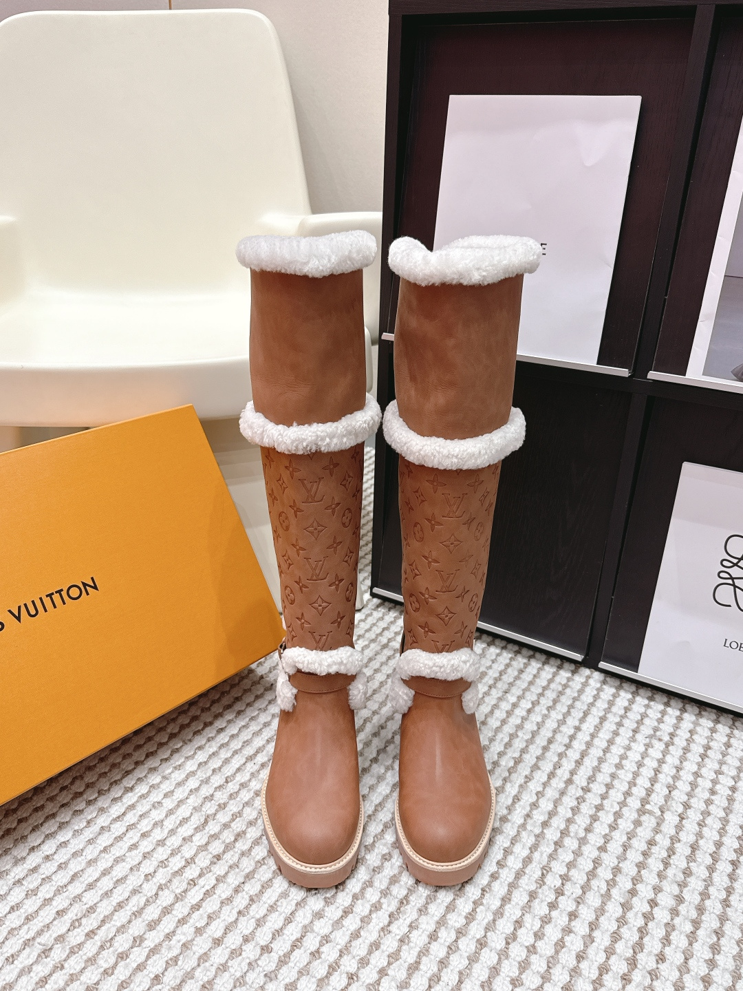 NO:668492,Purchasing agent Louis Vuitton 25 new autumn and winter Monogram lamb wool snow boots. Super popular catwalk style. Thick-soled non-slip boots with fur lining. They appear on the covers of major fashion magazines. They are worn by celebrities and Xiaohongshu bloggers. They are especially stunning on your feet!  You won’t regret it if you close your eyes and put it in. The combination can be either salty or sweet. Very easy to wear ~ super comfortable boots. Size 35-39 (40.41 can be customized and non-returnable), snow boots, louis vuitton, boots19860909代购级 Louis Vuitton25秋冬新款 Monogram羊羔毛雪地靴 超大热走秀款·加毛内里厚底防滑长靴 出现在各大时装杂志封面·各路明星、小红书博主着用,上脚尤为惊艳到你的一款！ 闭眼入都是不会后悔·搭配还是可咸可甜 非常方便穿着～超舒适的一款靴子 Size 35-39 (40.41可定做不退换),雪地靴,louis vuitton,boots,Women's Shoes