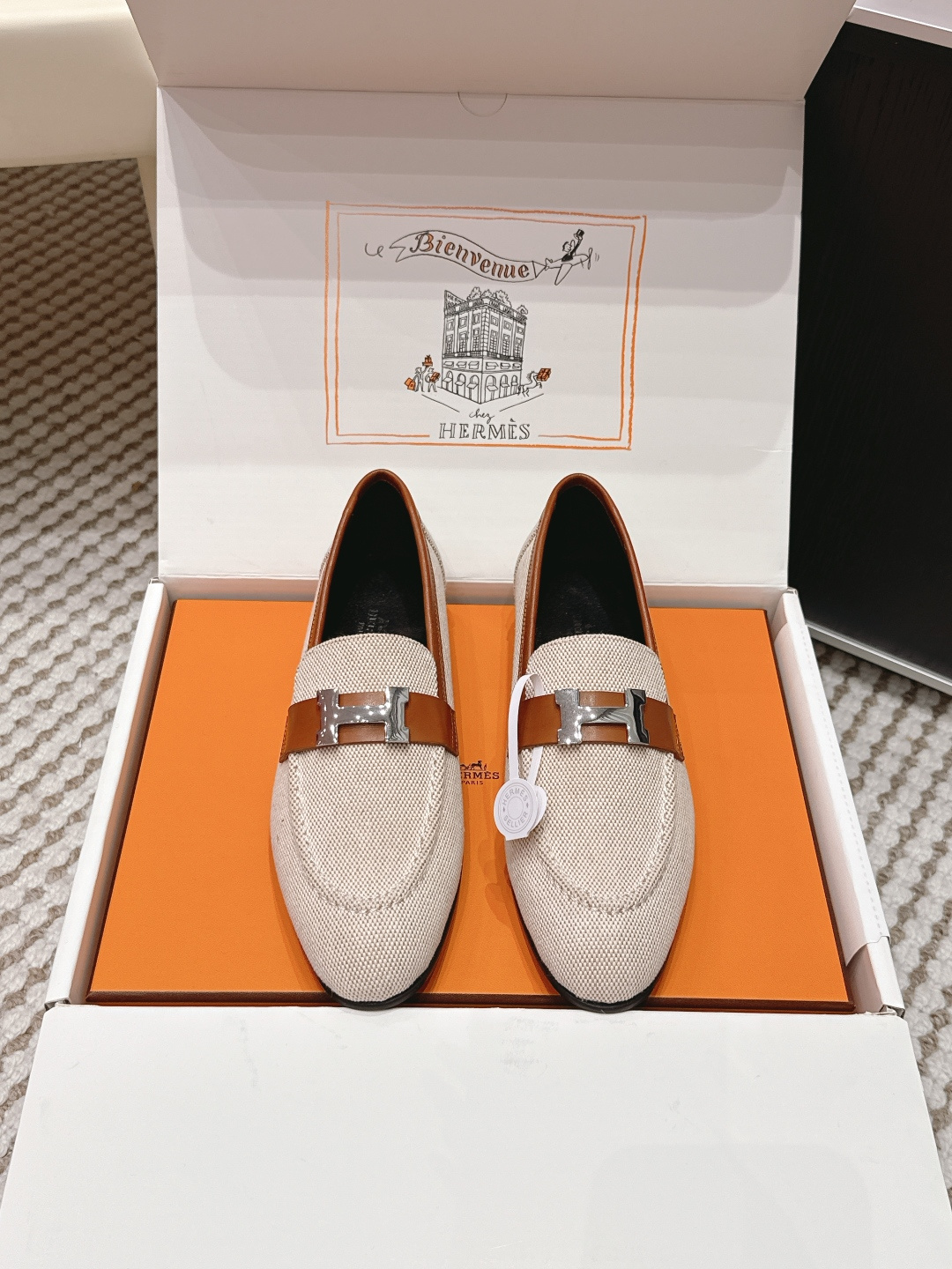 NO:668484,Dongguan purchasing agent grade (official website synchronization box packaging) Hermes Hermes loafers are undoubtedly the leader in luxury goods. Every single product is deeply rooted in the hearts of the people. Although the styles are few, they are better in refinement and classics. They will never go out of style. They are a brand that maintains and appreciates value. It is really rare to sincerely create such a reputation among consumer goods!  This pair of shoes is a classic style of this brand. It is decorated with metal buckles exclusive to Hermès. It is a classic that has become more and more beautiful over the course of history. We will bring out some goods from the channel in small quantities!  The leather feels very, very soft and feels like baby skin!  Feel the luxury!  Supplies are huge!  Imported calfskin upper, imported suede, lining and foot pads are all imported sheepskin, genuine leather TPU sole, Size 35-41 (40 41 custom-made, non-returnable), loafers, hermes, hermes, loafers, cowhide, sheepskin, chamois leather19860909东莞代购级（官网同步盒包装） Hermes 爱马仕乐福鞋 毋庸置疑是奢侈品中的翘楚 每个单品出来都是非常深入人心 虽然款式出的少 但是胜在精 胜在经典 从来不会过时 属于保值升值的品牌 在消费品里面真心作出这样的口碑来 也是实属难得！ 这款单鞋 在这个品牌经典款式 专属爱马仕的金属扣装饰 经典是经过历史长河而越看越好看 渠道货调出来一点货 少量！ 皮质触感非常非常柔嫩的感觉 婴儿般肌肤的触感！奢华感受！耗材巨大！ 进口小牛皮鞋面 进口麂皮 内里垫脚都是进口绵羊皮,真皮tpu贴底 Size35-41（40 41 订做不退换）,乐福鞋,hermes,hermes,loafers,cowhide,sheepskin,chamois leather,Women's Shoes
